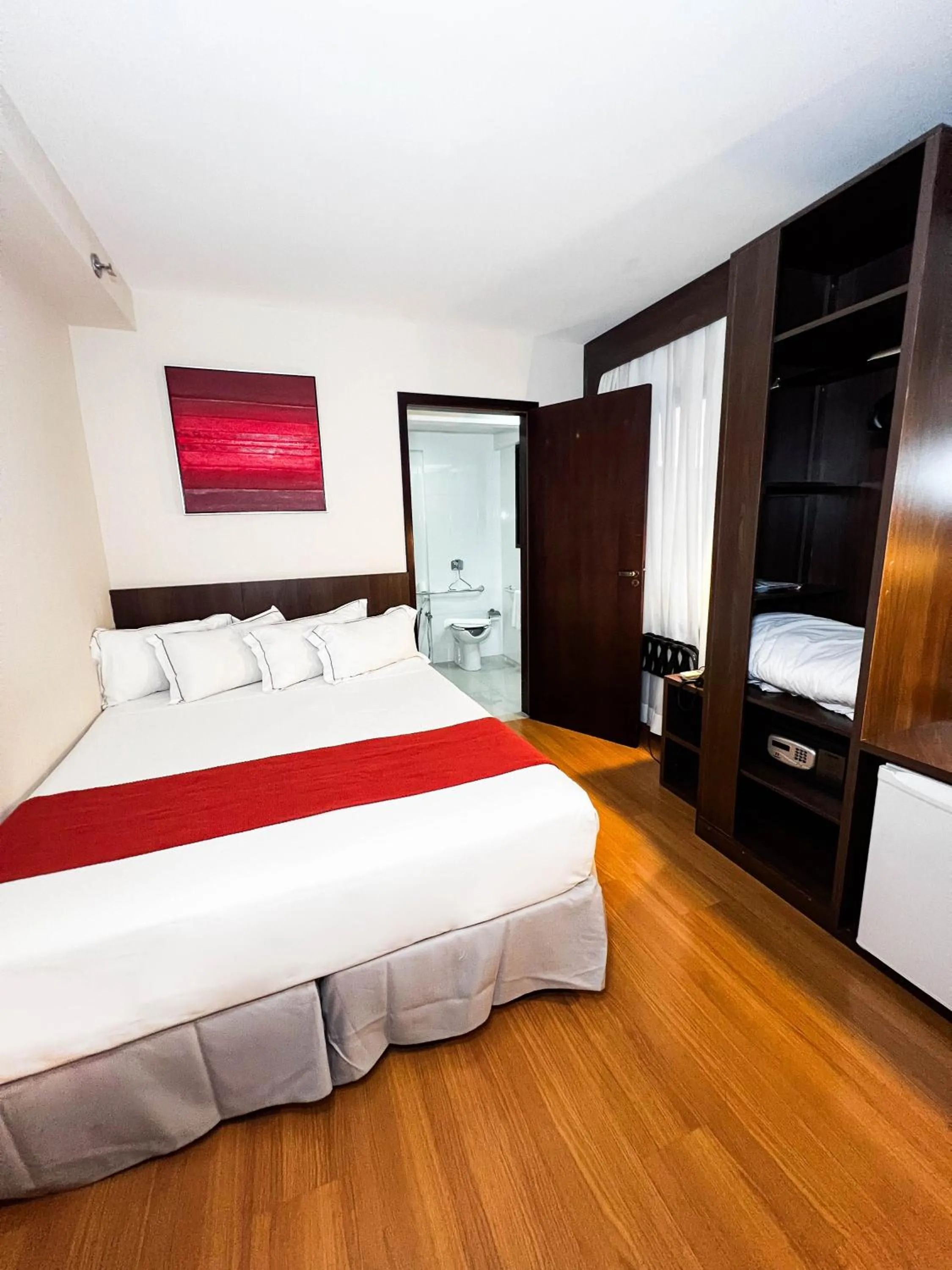 Toilet, Bed in Royal Design Savassi Hotel