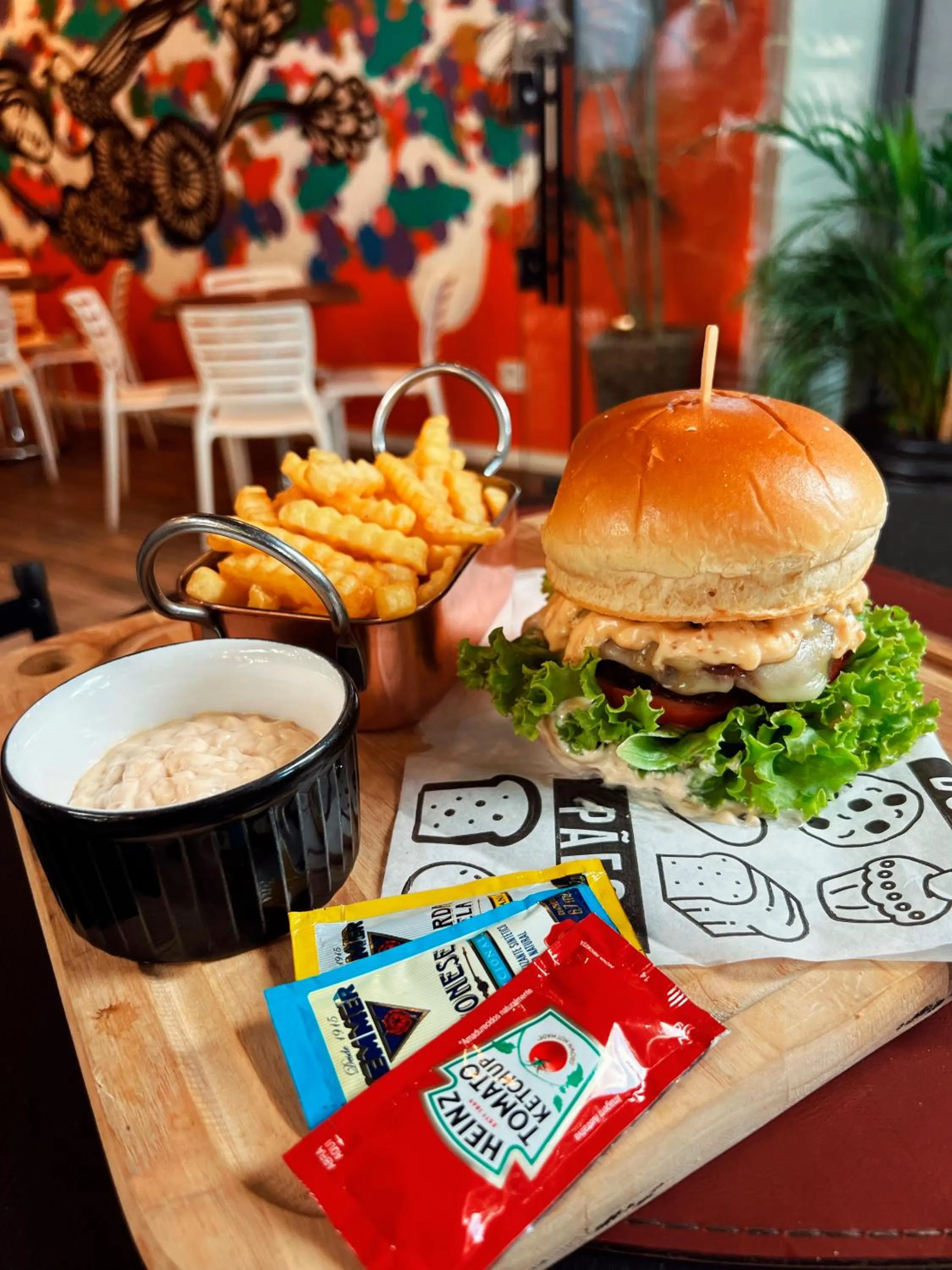 Restaurant/places to eat in Royal Design Savassi Hotel