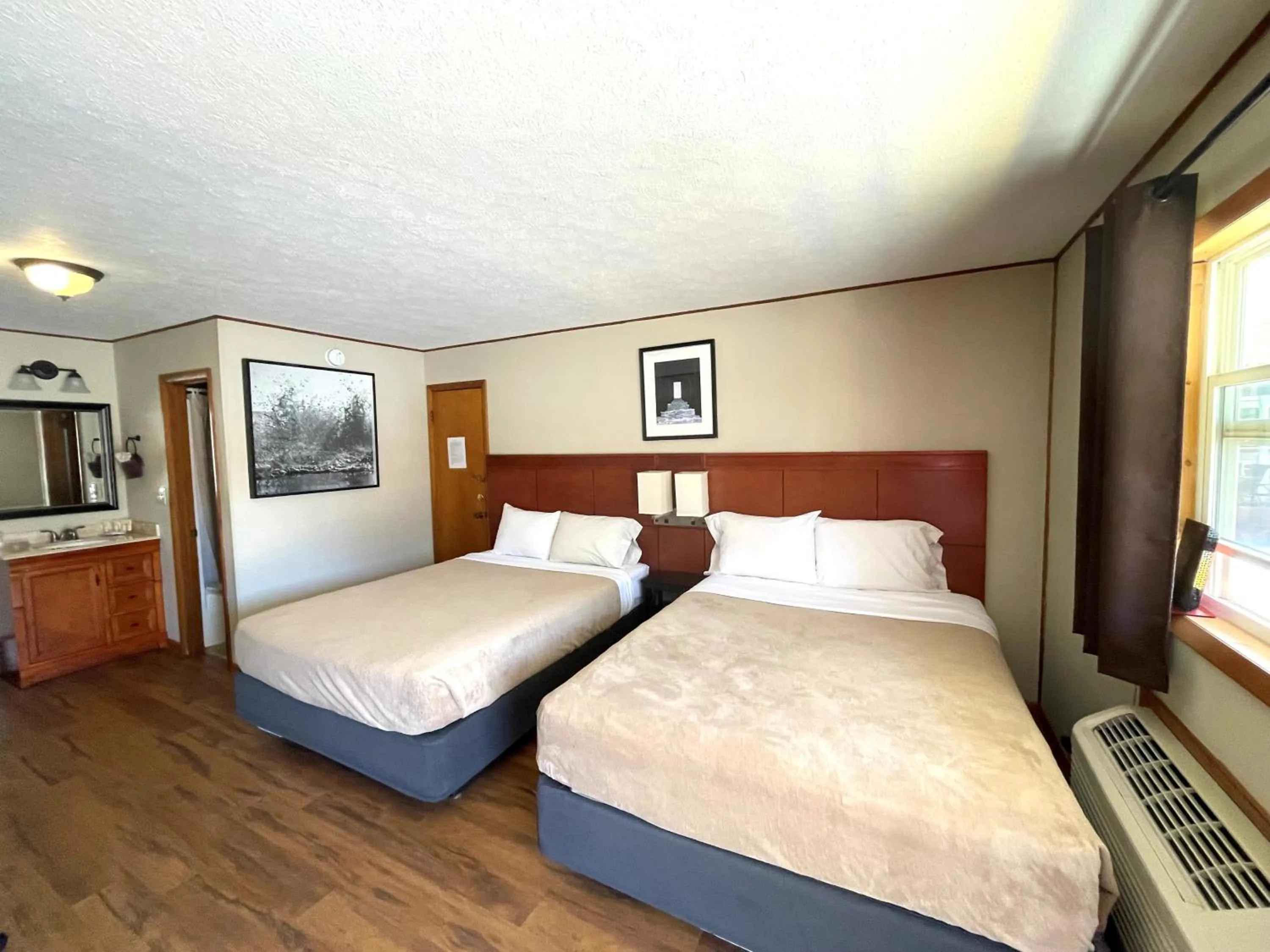 Bed in Hunter's Friend Resort near Table Rock Lake