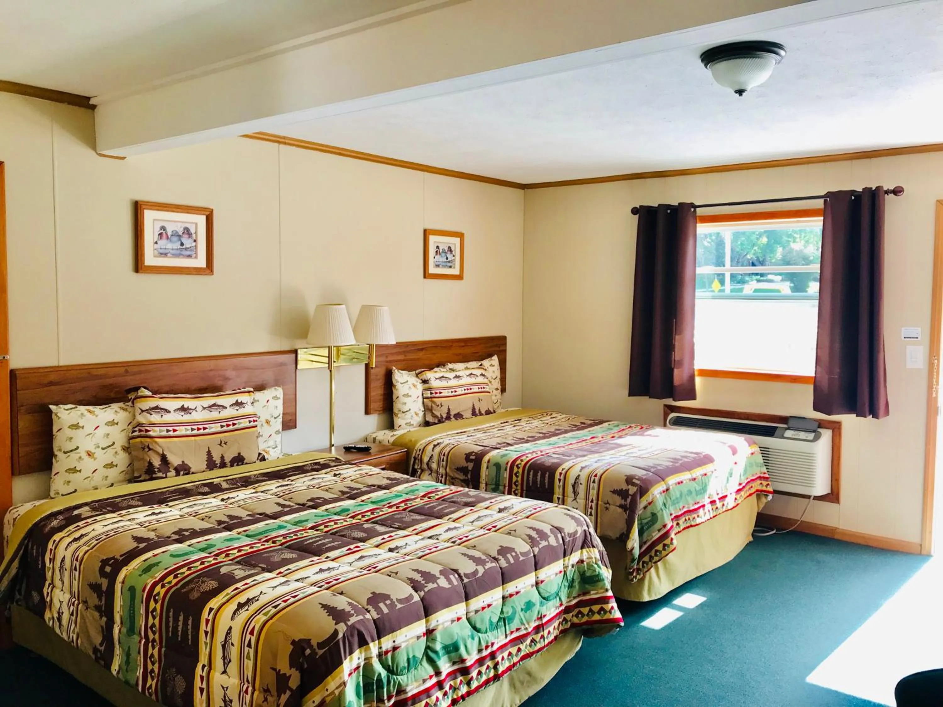 Bed in Hunter's Friend Resort near Table Rock Lake