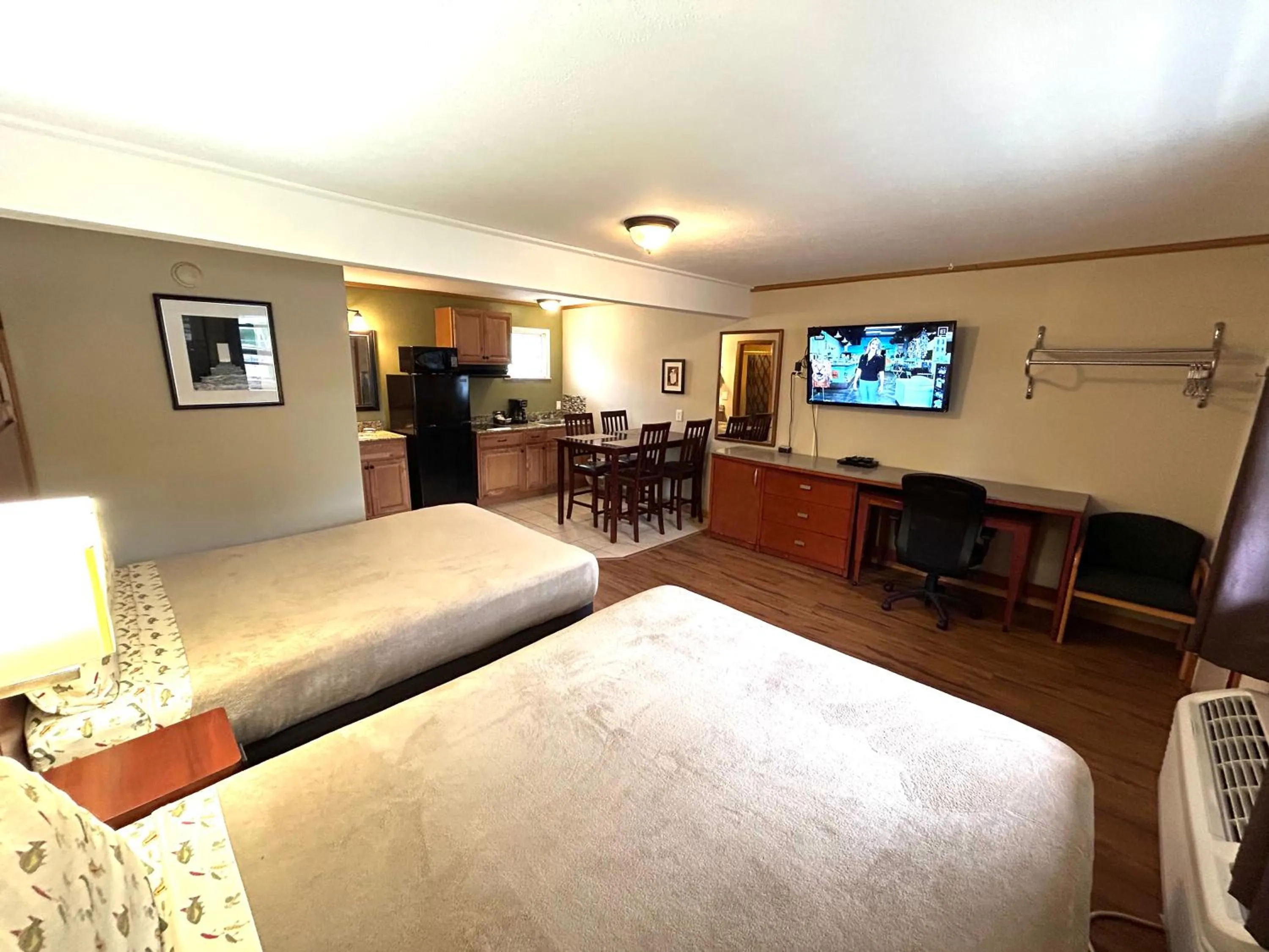 Bed in Hunter's Friend Resort near Table Rock Lake