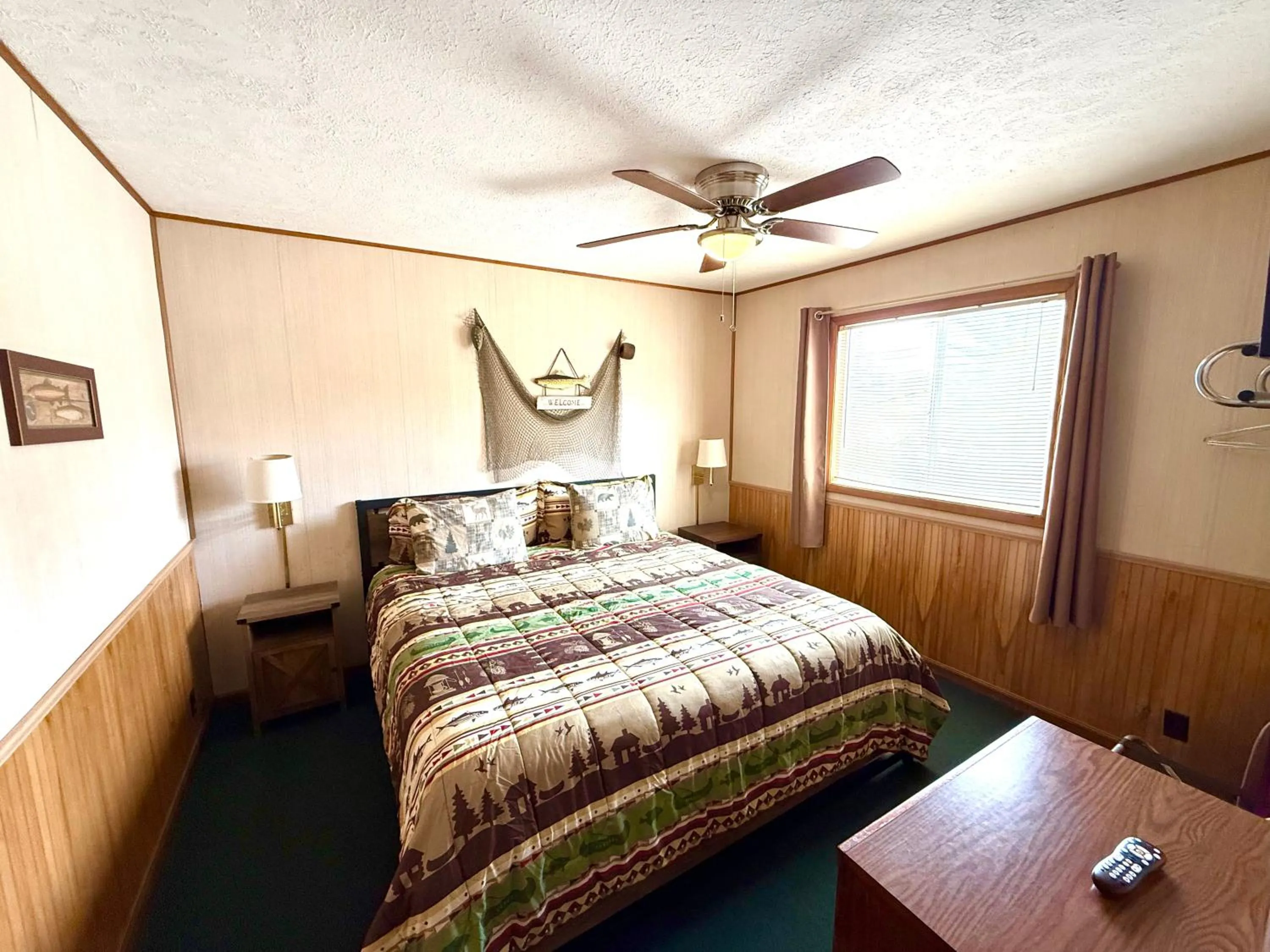 Bed in Hunter's Friend Resort near Table Rock Lake