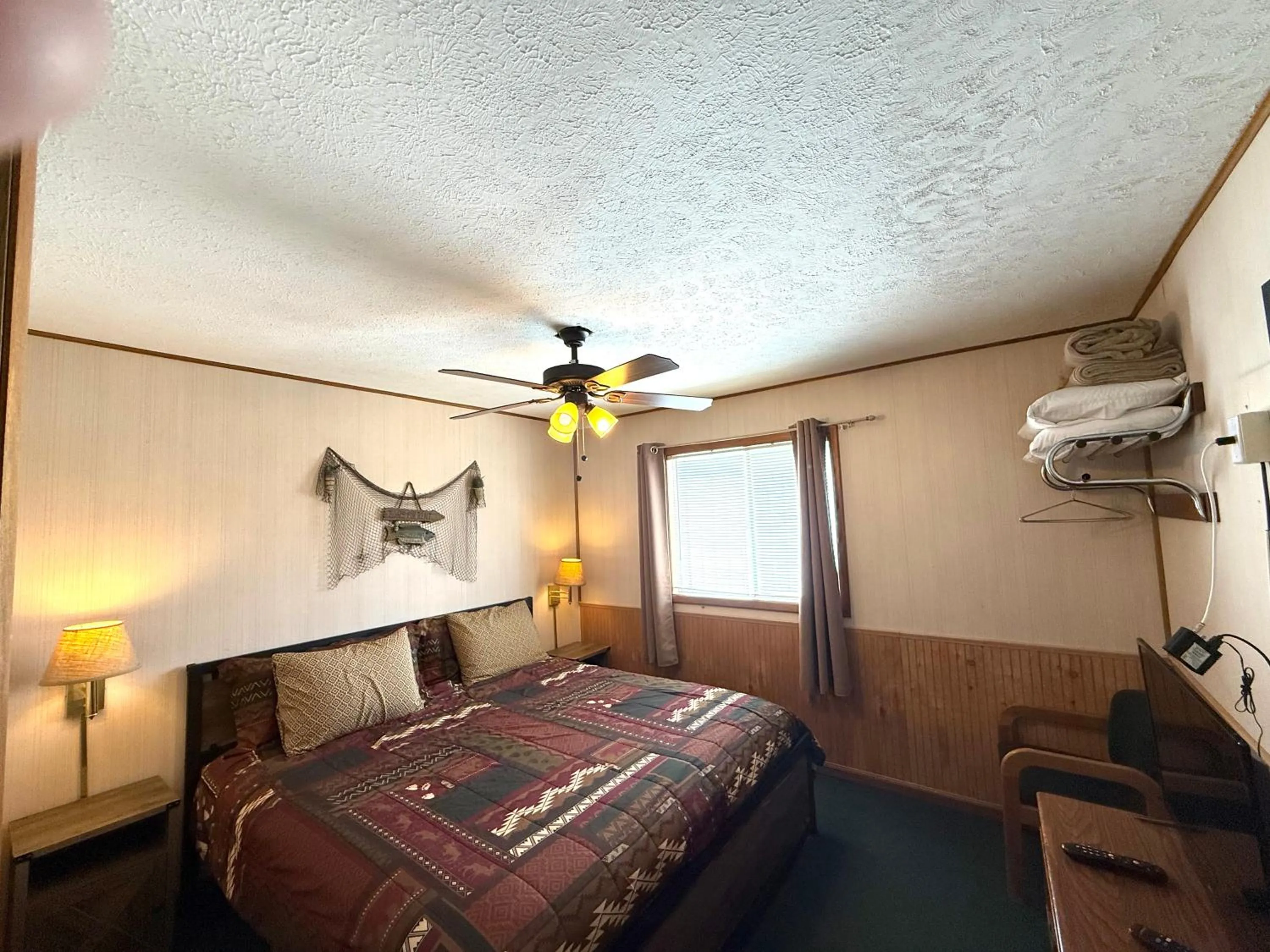 Bed in Hunter's Friend Resort near Table Rock Lake