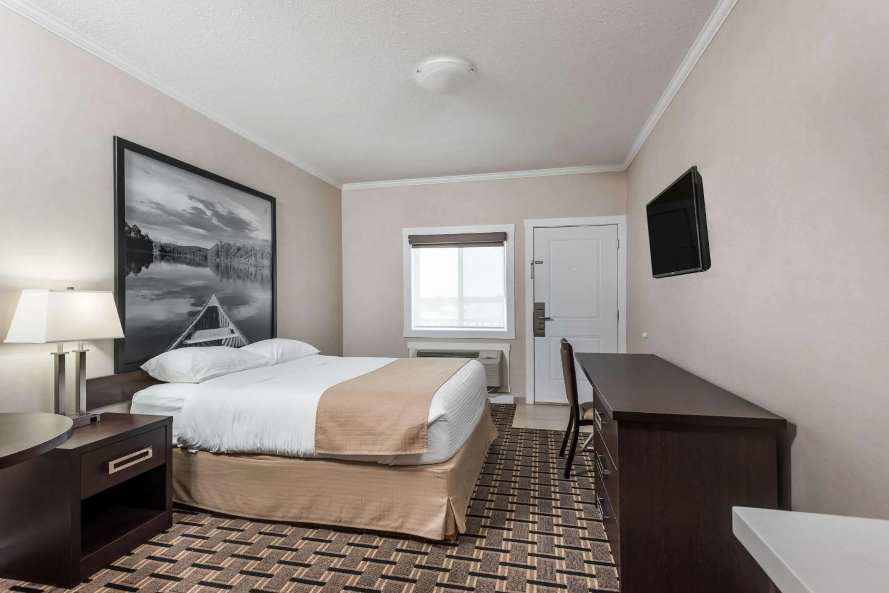 Photo of the whole room, Bed in Super 8 by Wyndham Watrous