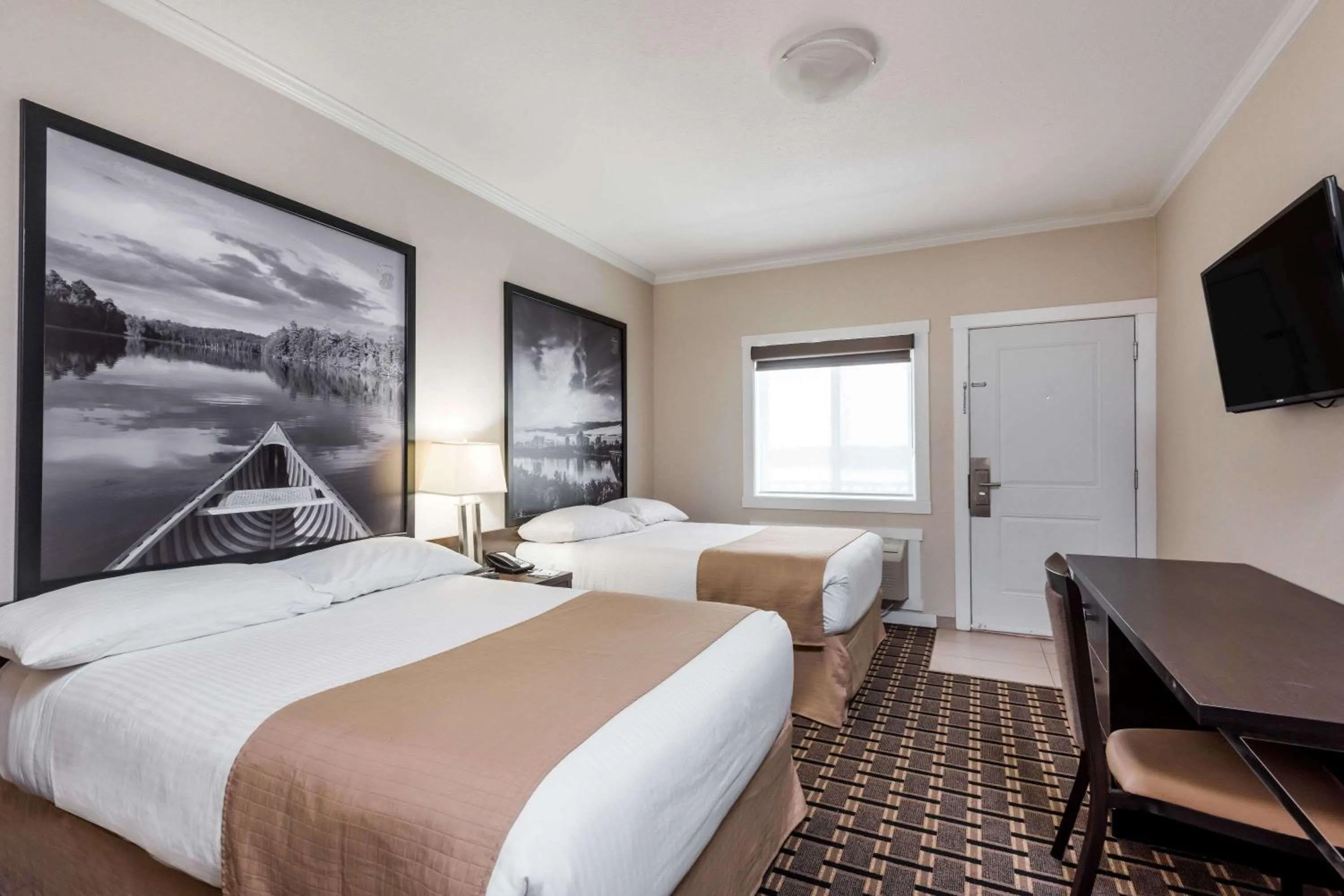 Photo of the whole room, Bed in Super 8 by Wyndham Watrous