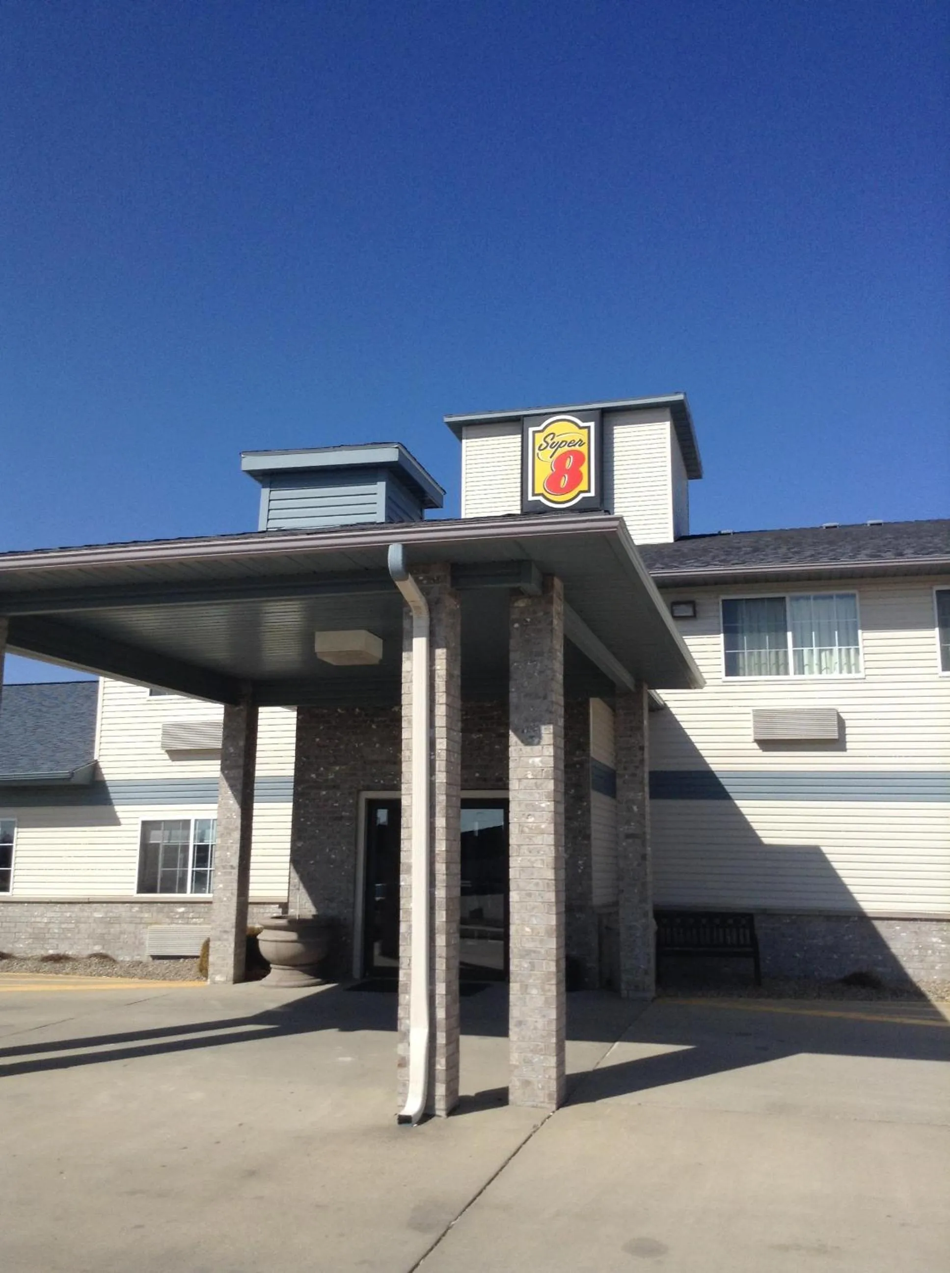 Facade/entrance in Super 8 by Wyndham Carroll/East