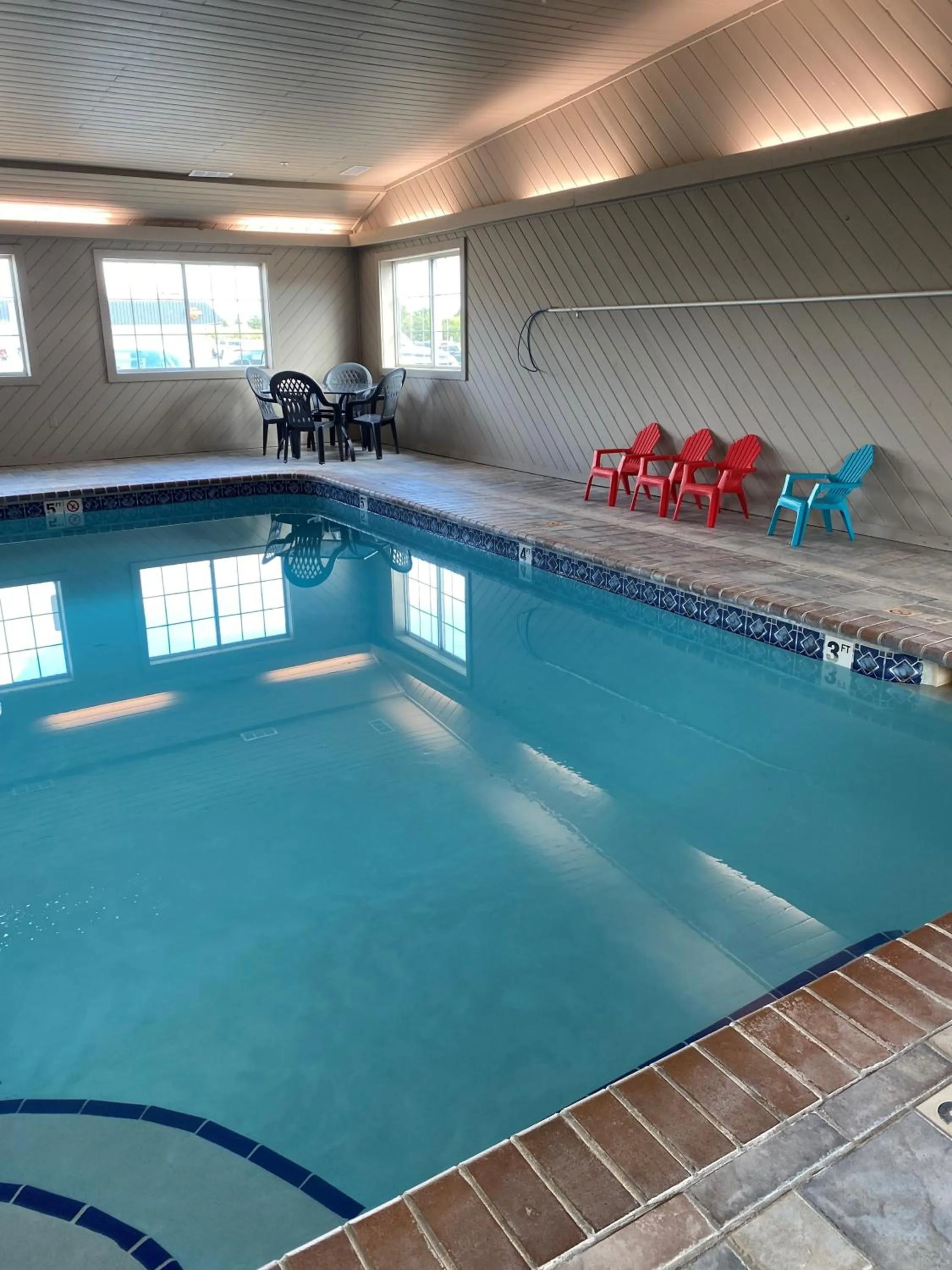Swimming pool in Super 8 by Wyndham Carroll/East