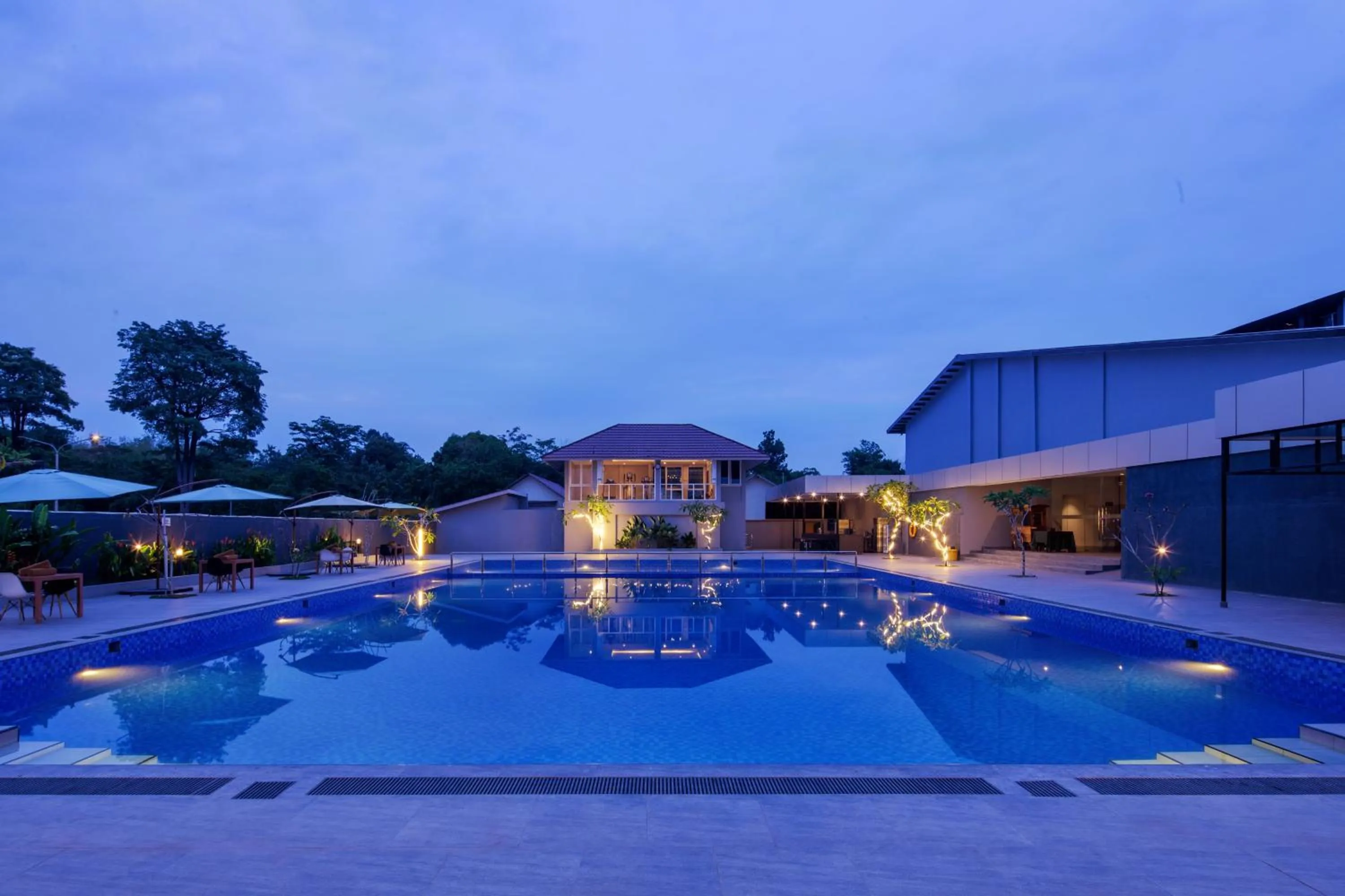 Swimming pool in Hotel Santika Lahat