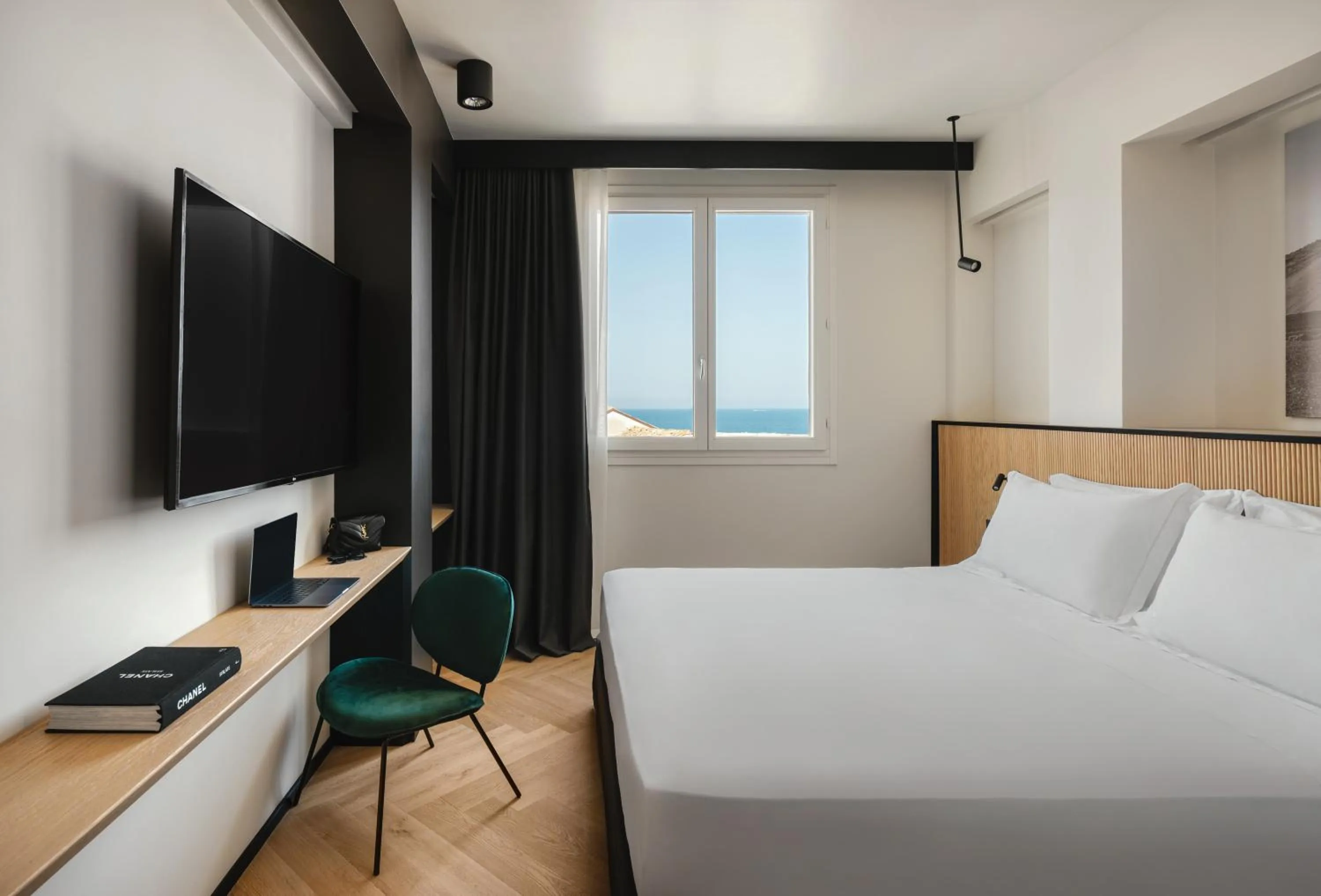 Photo of the whole room, Bed in View Place & Spa