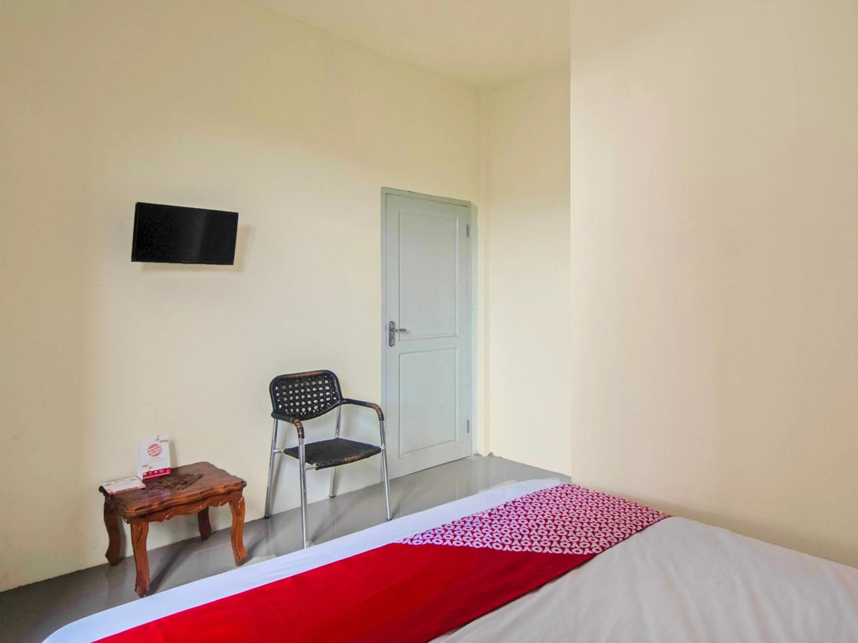 Bedroom, Bed in Hotel O Miracle Kost