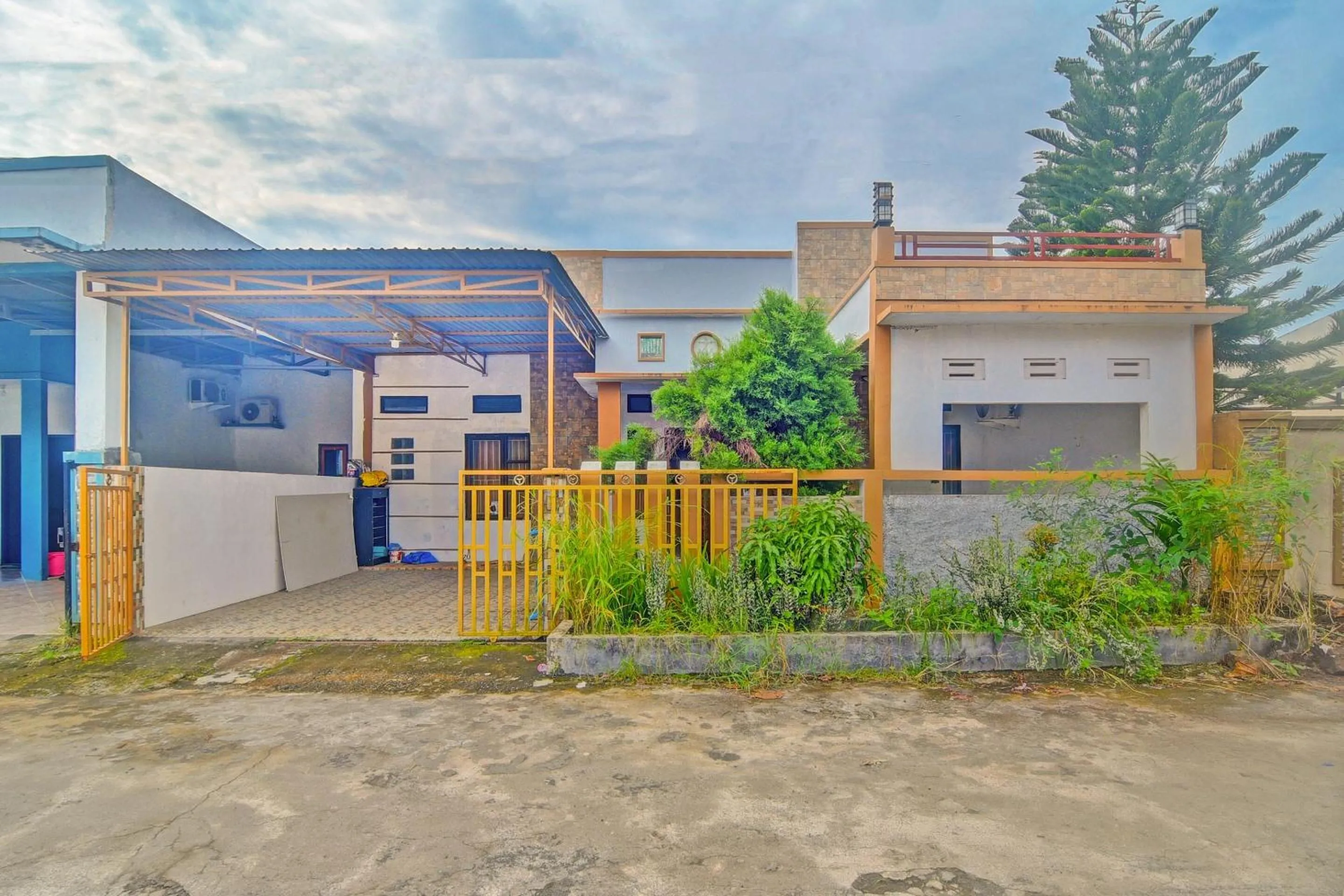 Facade/entrance in Hotel O Miracle Kost