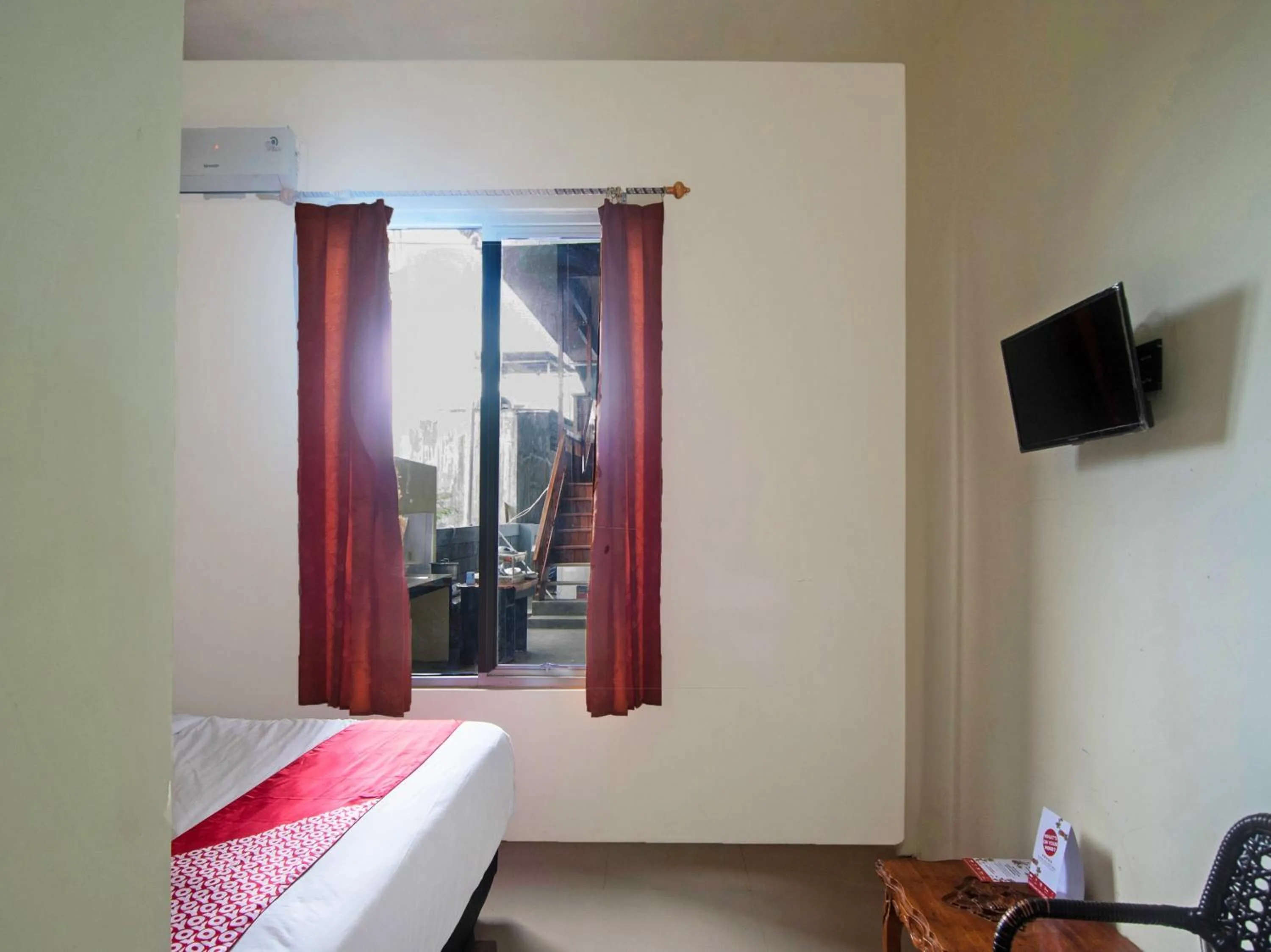 Bedroom, Bed in Hotel O Miracle Kost