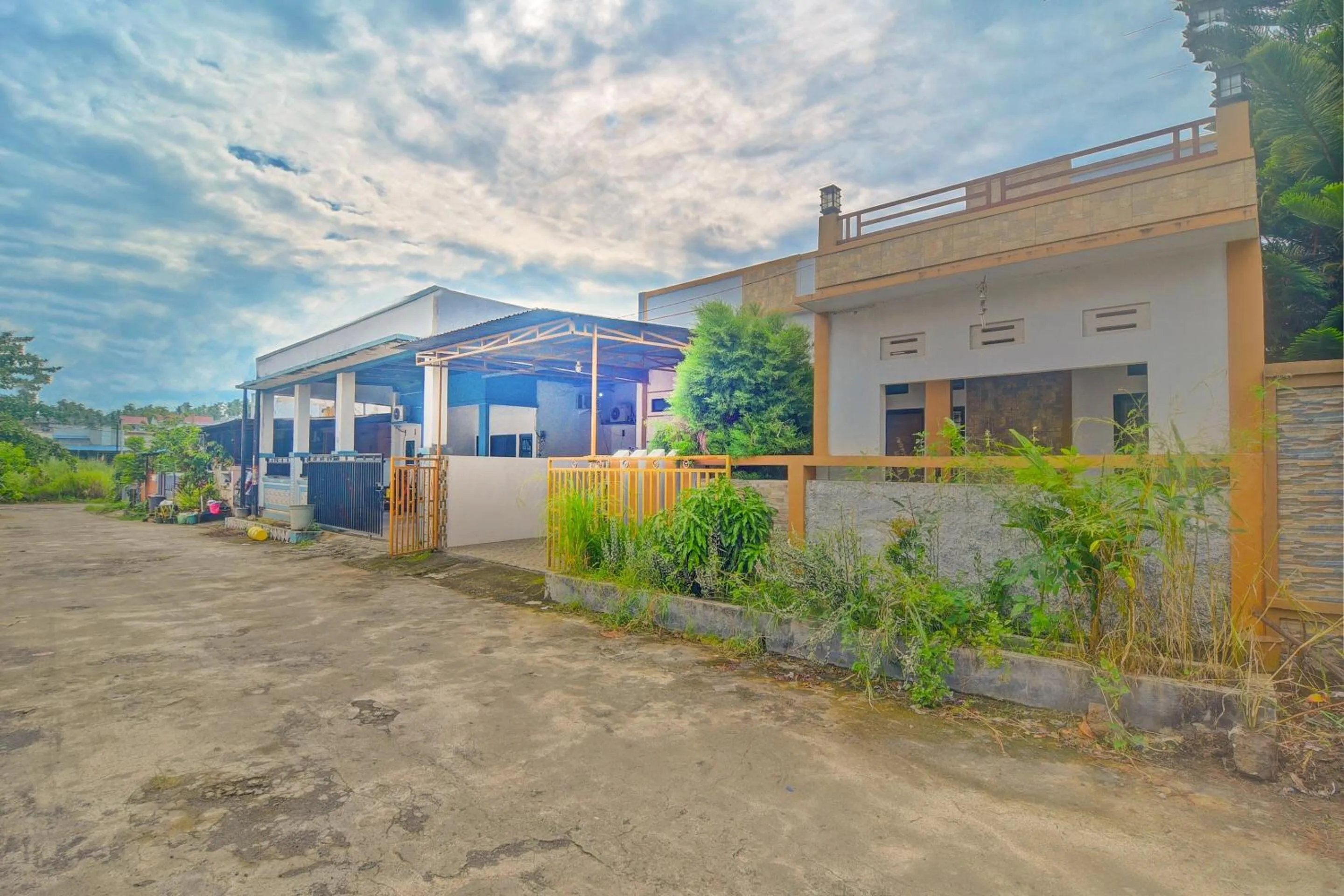 Facade/entrance in Hotel O Miracle Kost