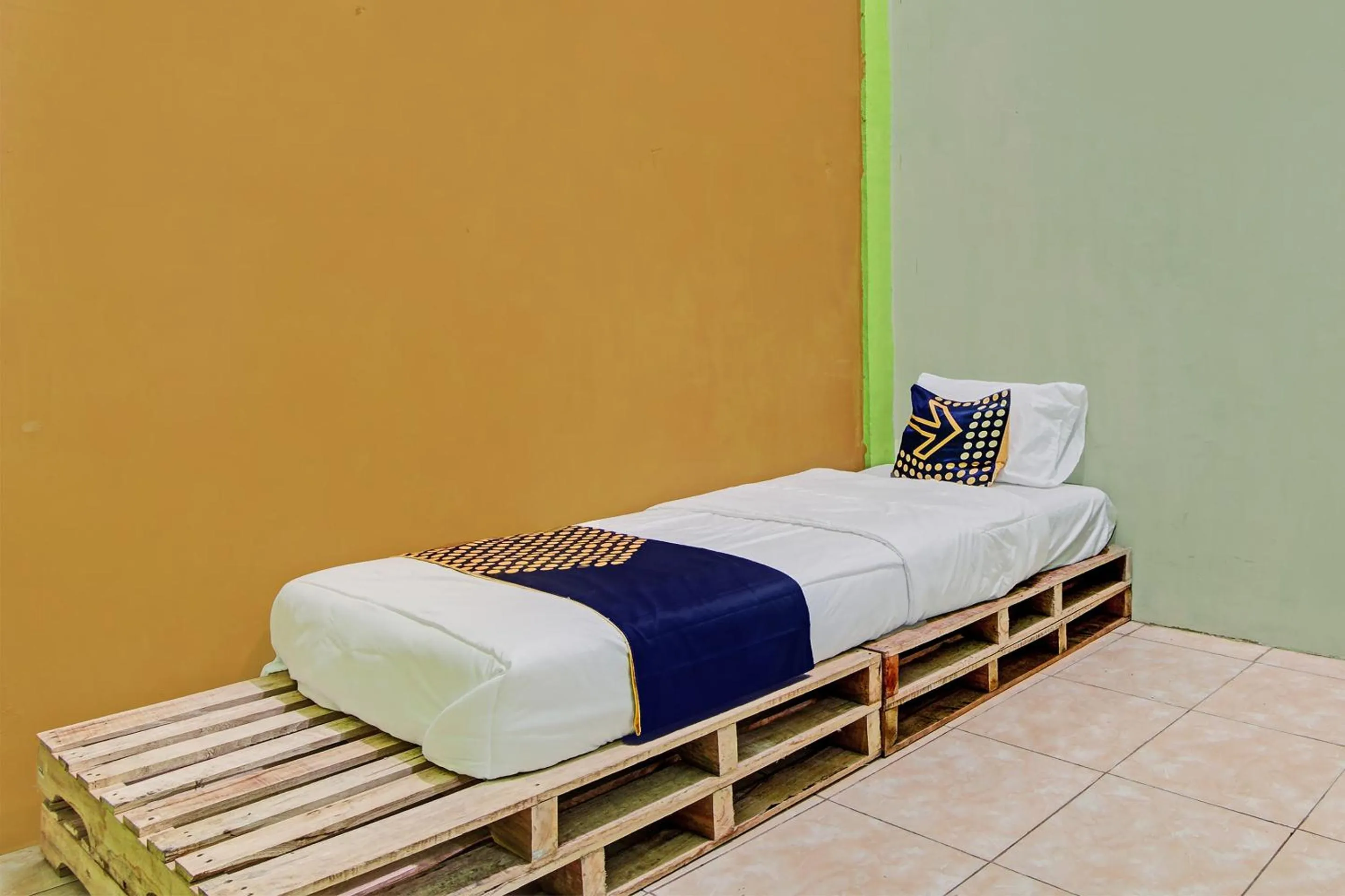 Bedroom, Bed in Hotel O Penginapan Syafira Near Perumahan Mustamindo Permai 1