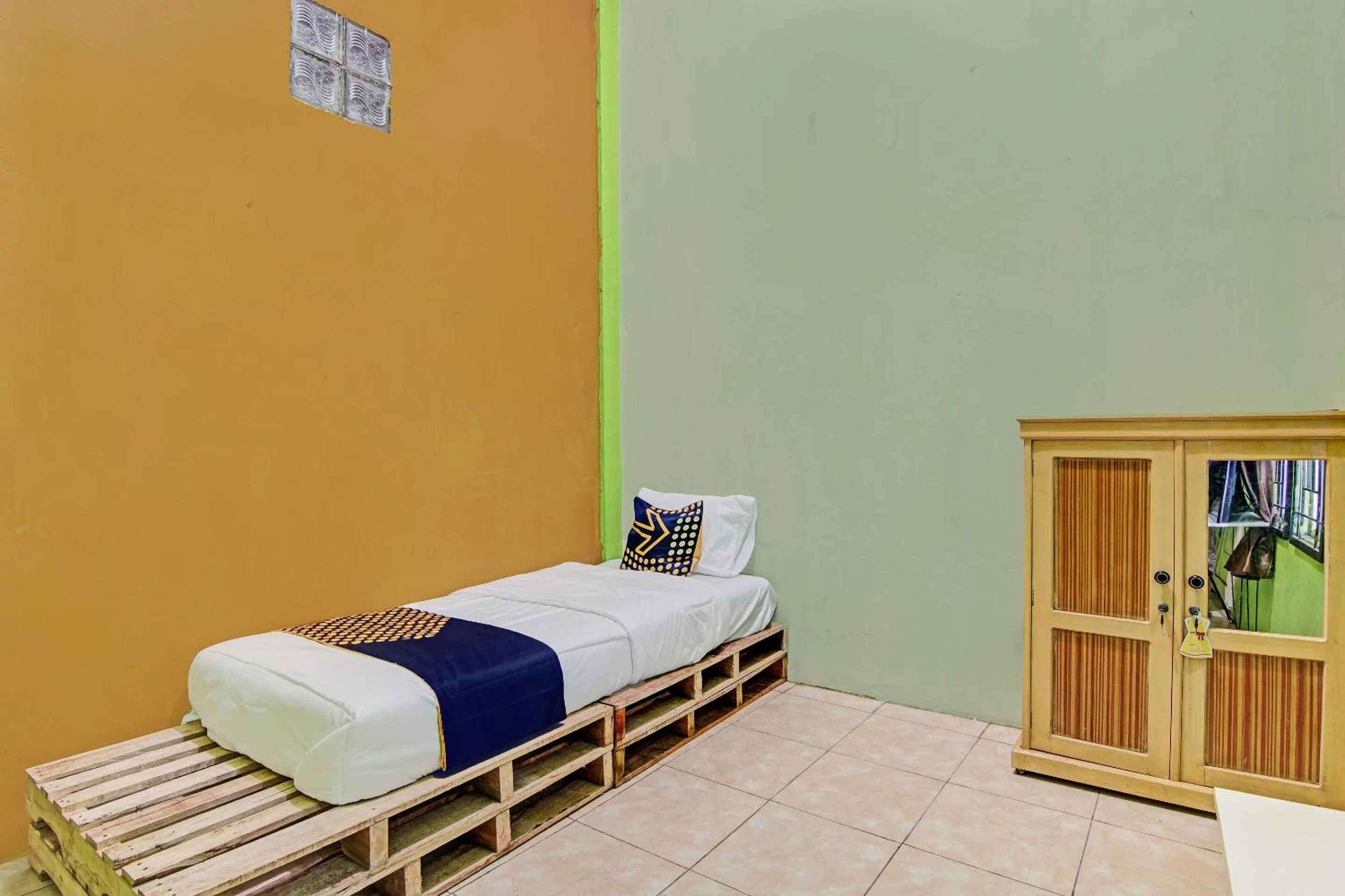 Bedroom, Bed in Hotel O Penginapan Syafira Near Perumahan Mustamindo Permai 1