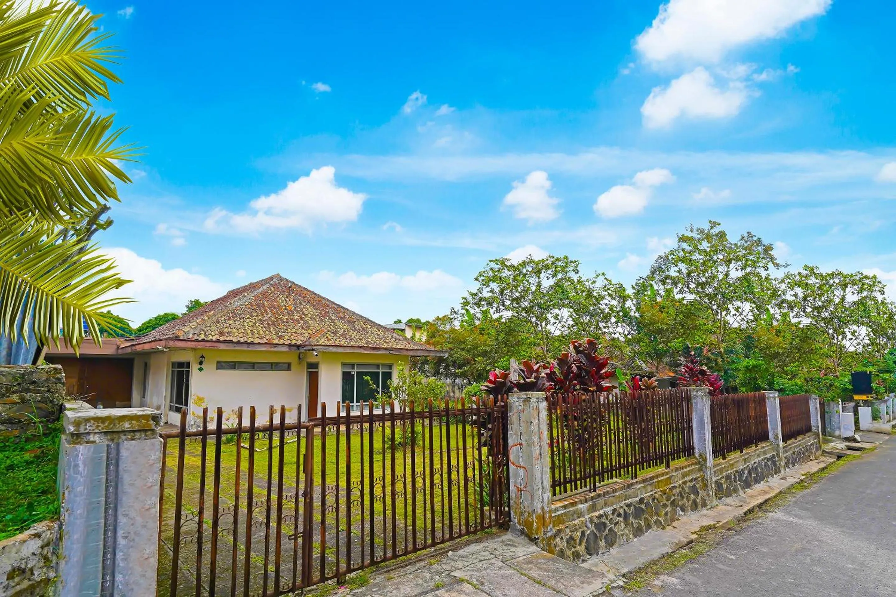 Facade/entrance in OYO Life 92694 Kost Nino