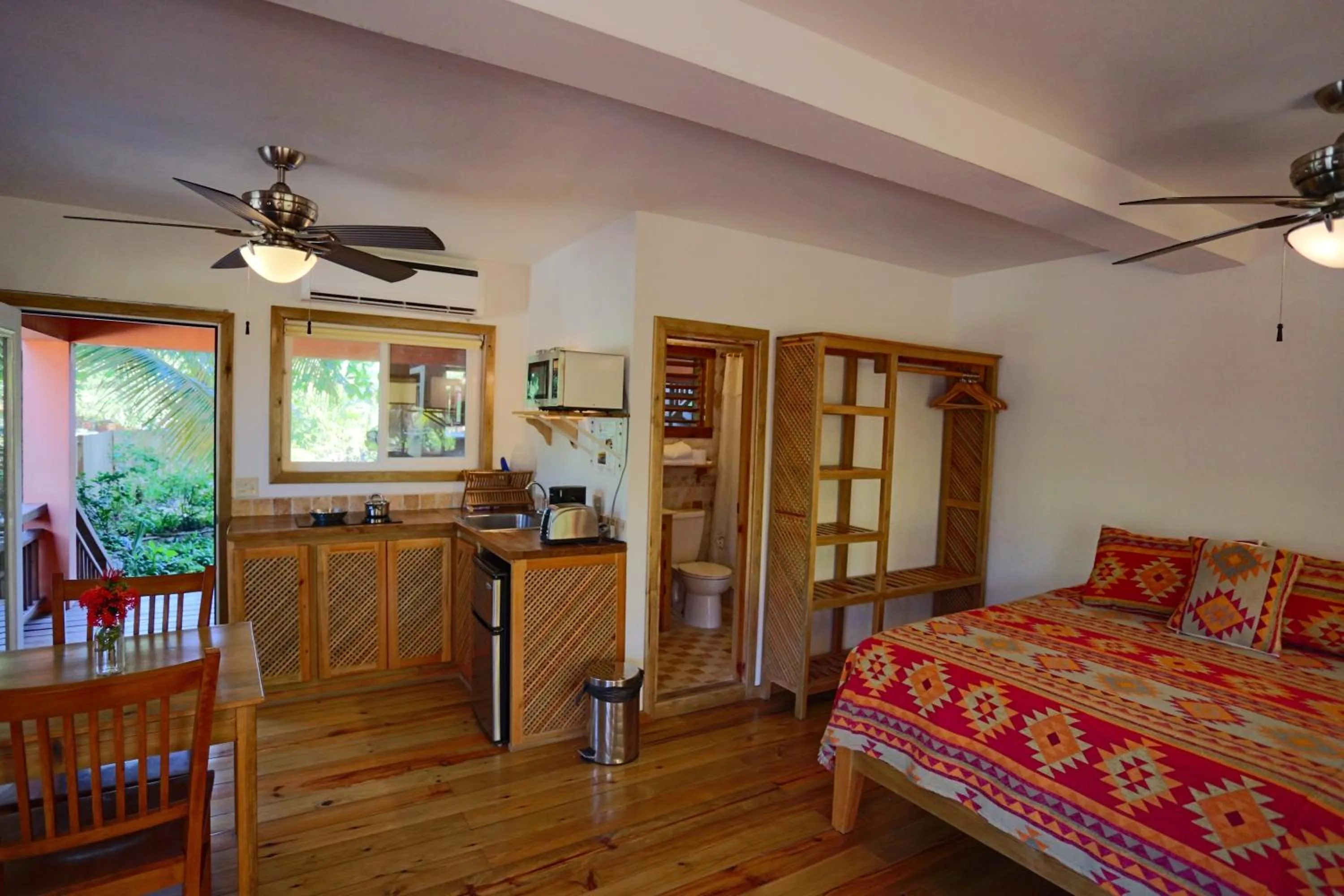 Bathroom, Bed in Hotel Posada Seremein ,West Bay ,Roatan