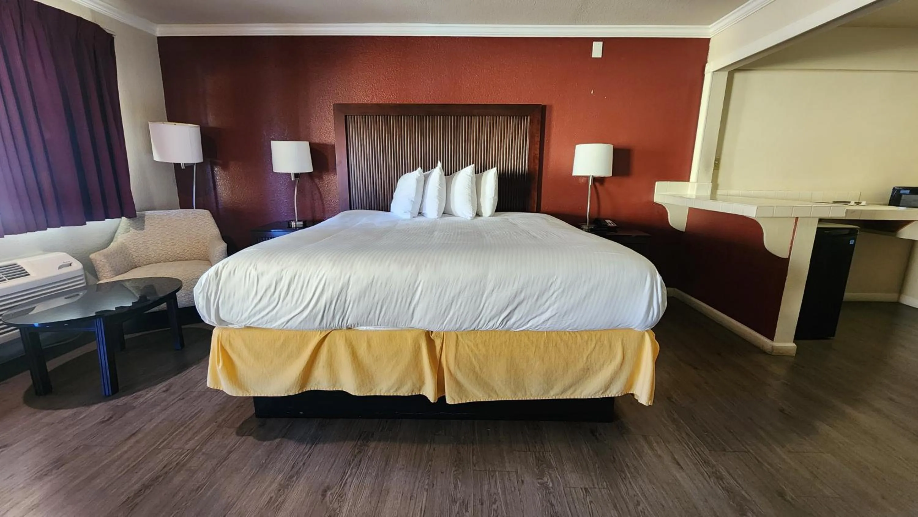 Kitchen or kitchenette, Bed in Mission Inn and Suites