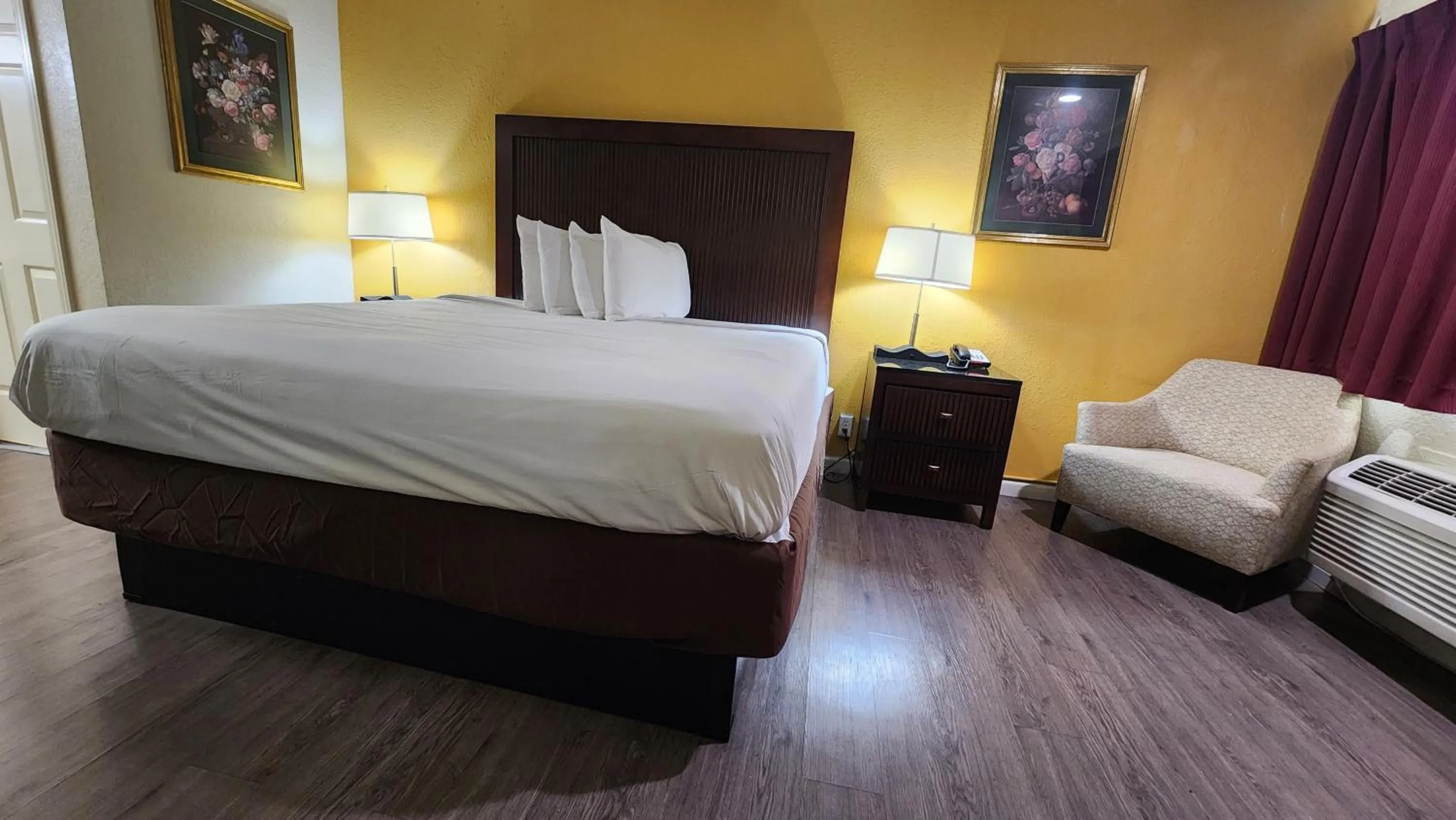 Photo of the whole room, Bed in Mission Inn and Suites