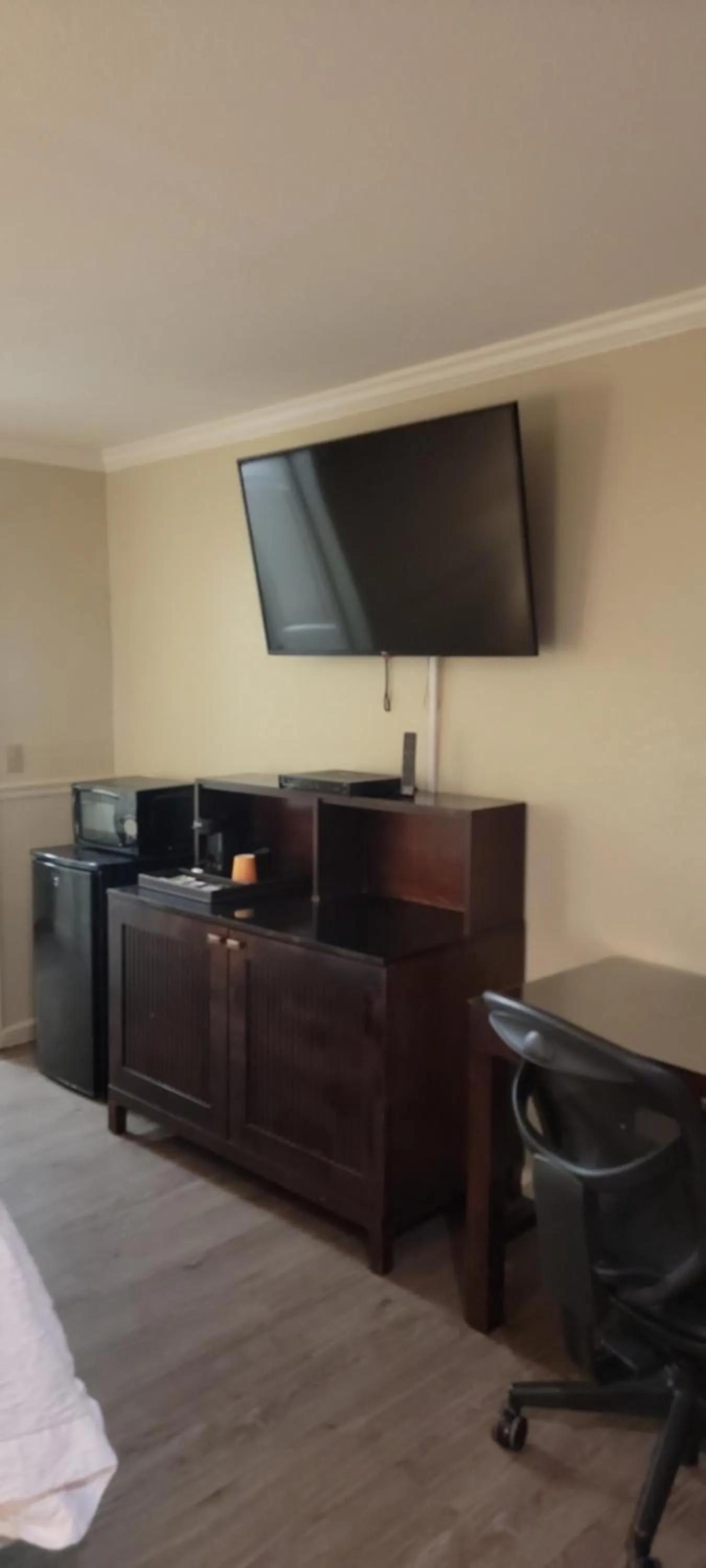 Communal lounge/ TV room in Mission Inn and Suites