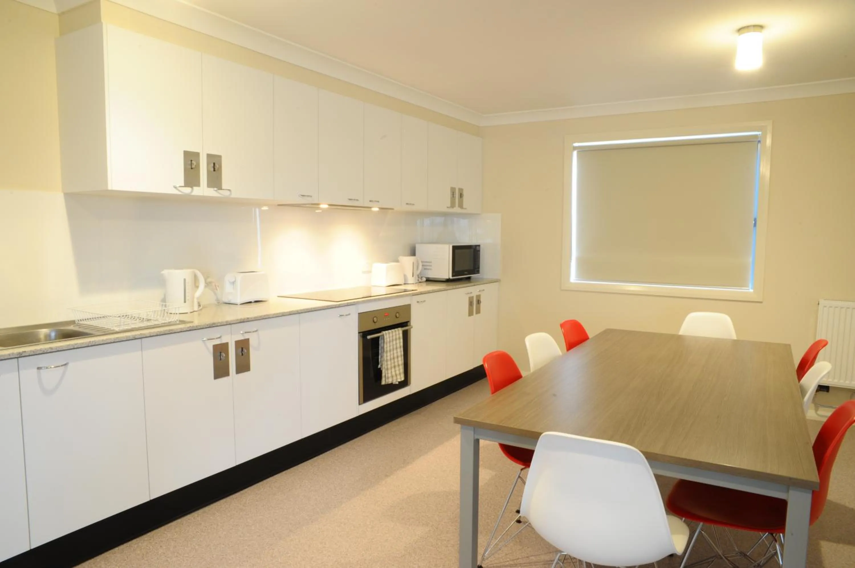 Communal kitchen in Comfort Inn Serenity Bathurst