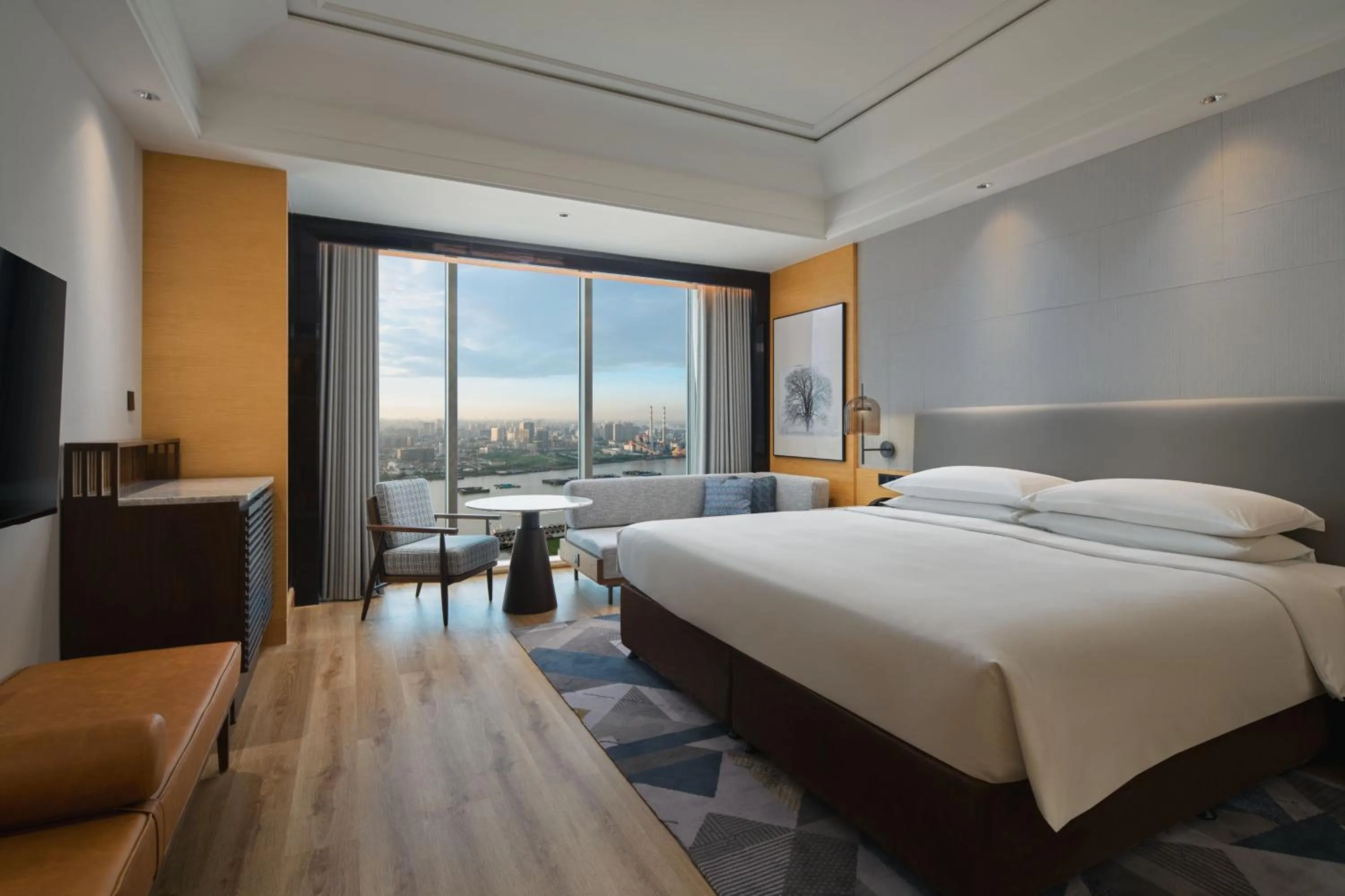 Photo of the whole room, Bed in Sheraton Shanghai Pudong Riverside