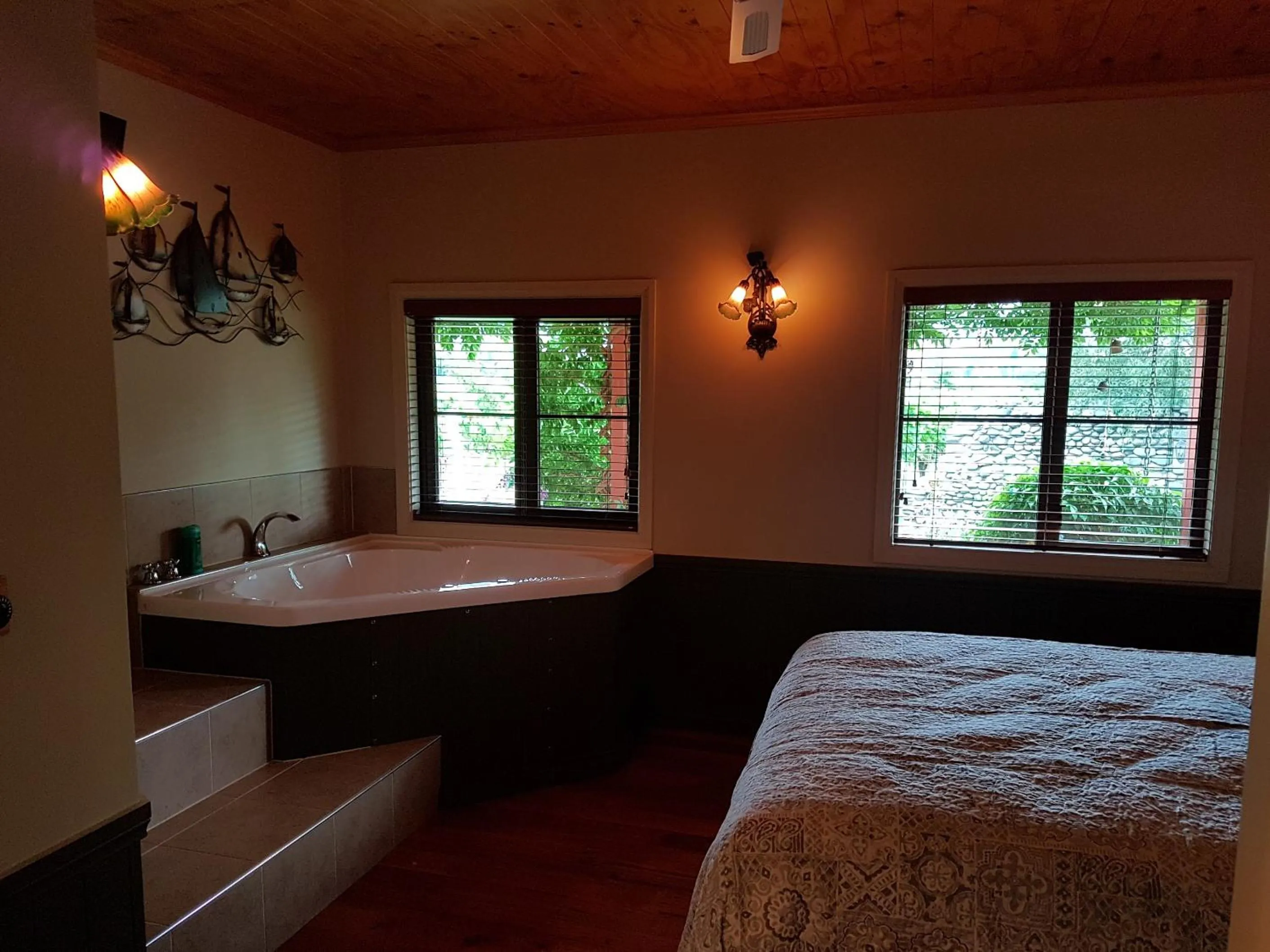 Photo of the whole room, Bed in River Rock Estate