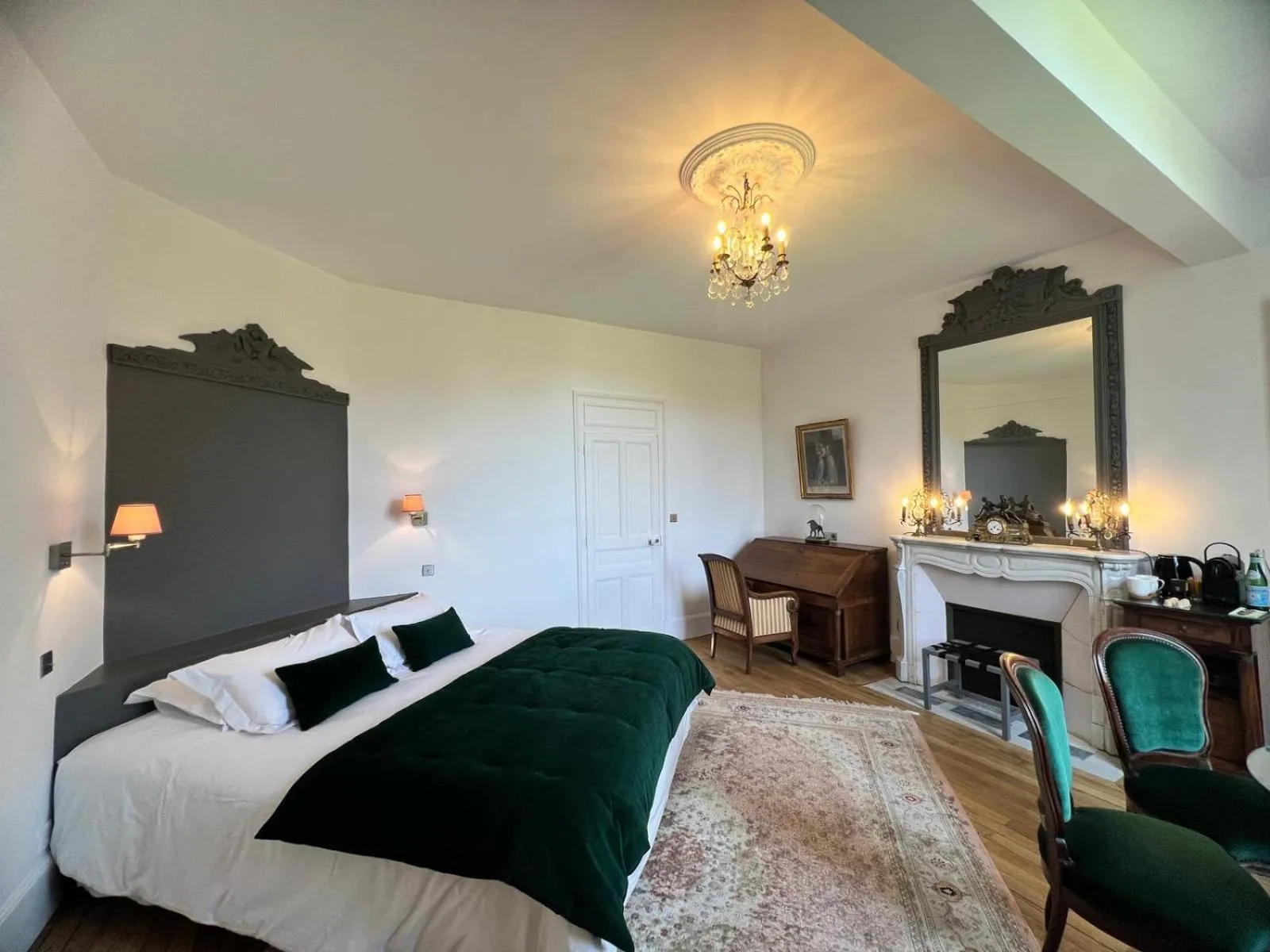 Bedroom, Bed in Château du Rondon