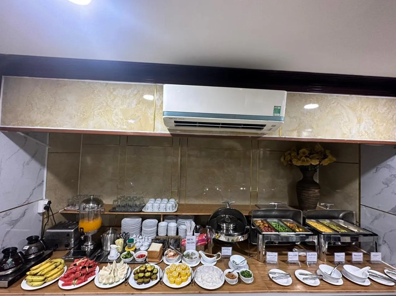 Restaurant/places to eat in Duc Minh Saigon Airport Hotel