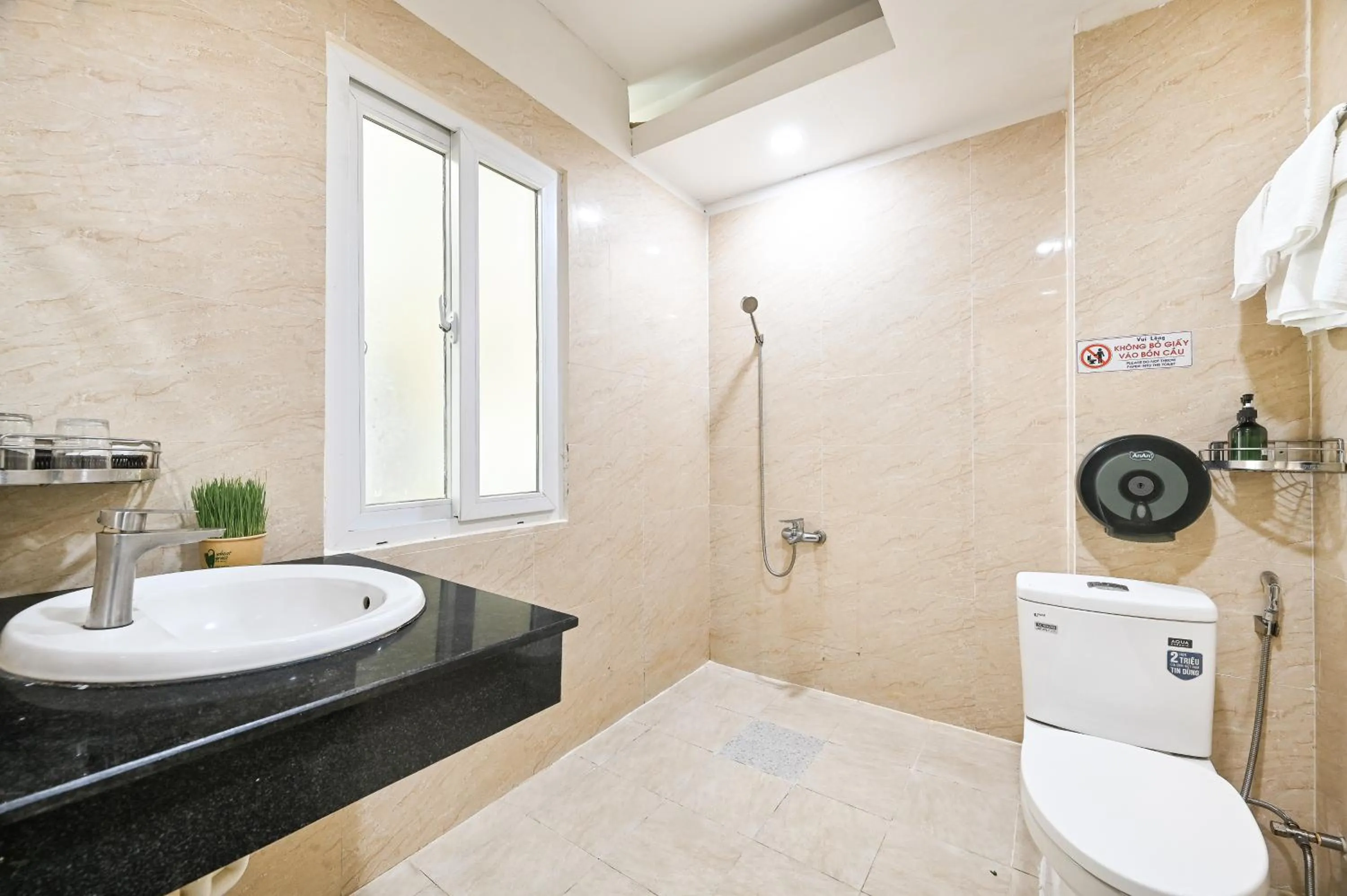 Toilet in Duc Minh Saigon Airport Hotel