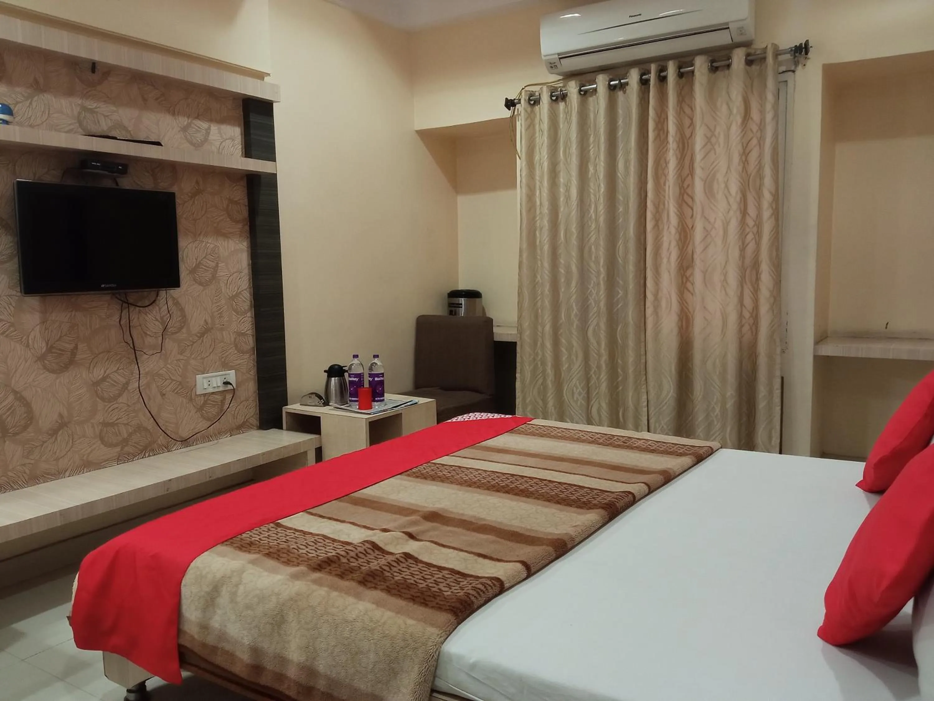 TV and multimedia, Bed in Pachmarhi Shri Krishna Hotel