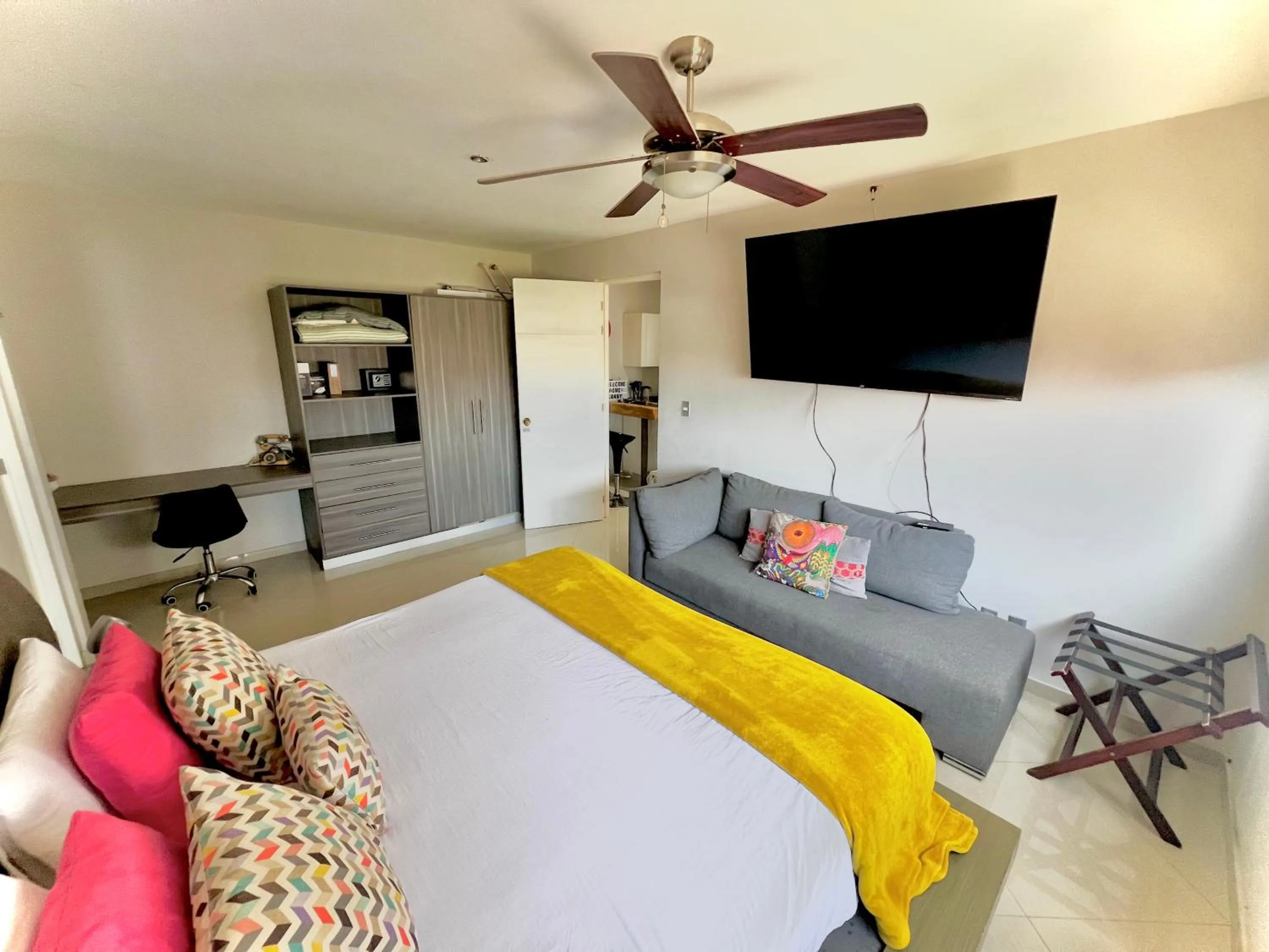 TV and multimedia, Bed in Playa Centro Rooftop Apartments & Studios