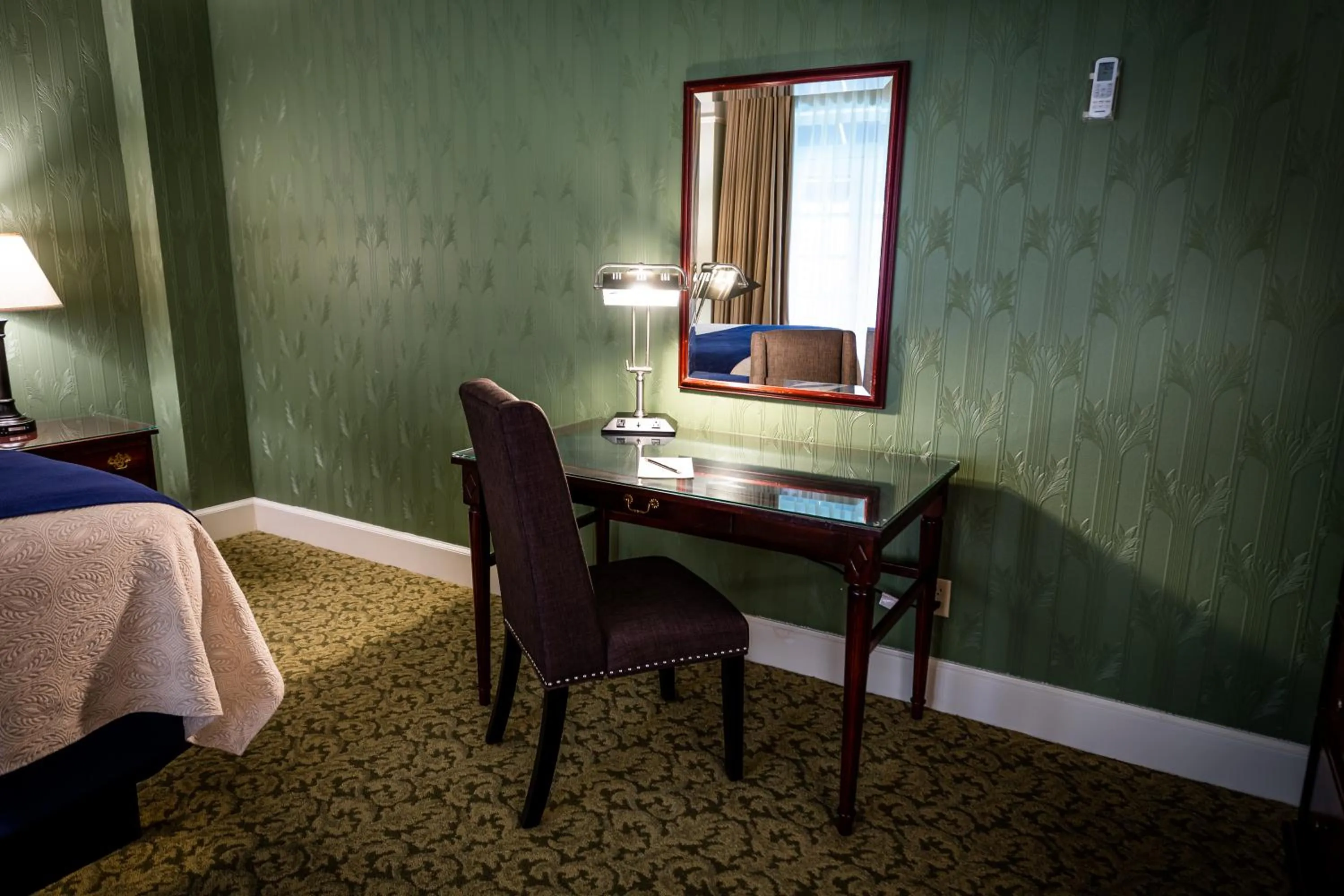 Seating area, Bed in The Hotel Paisano