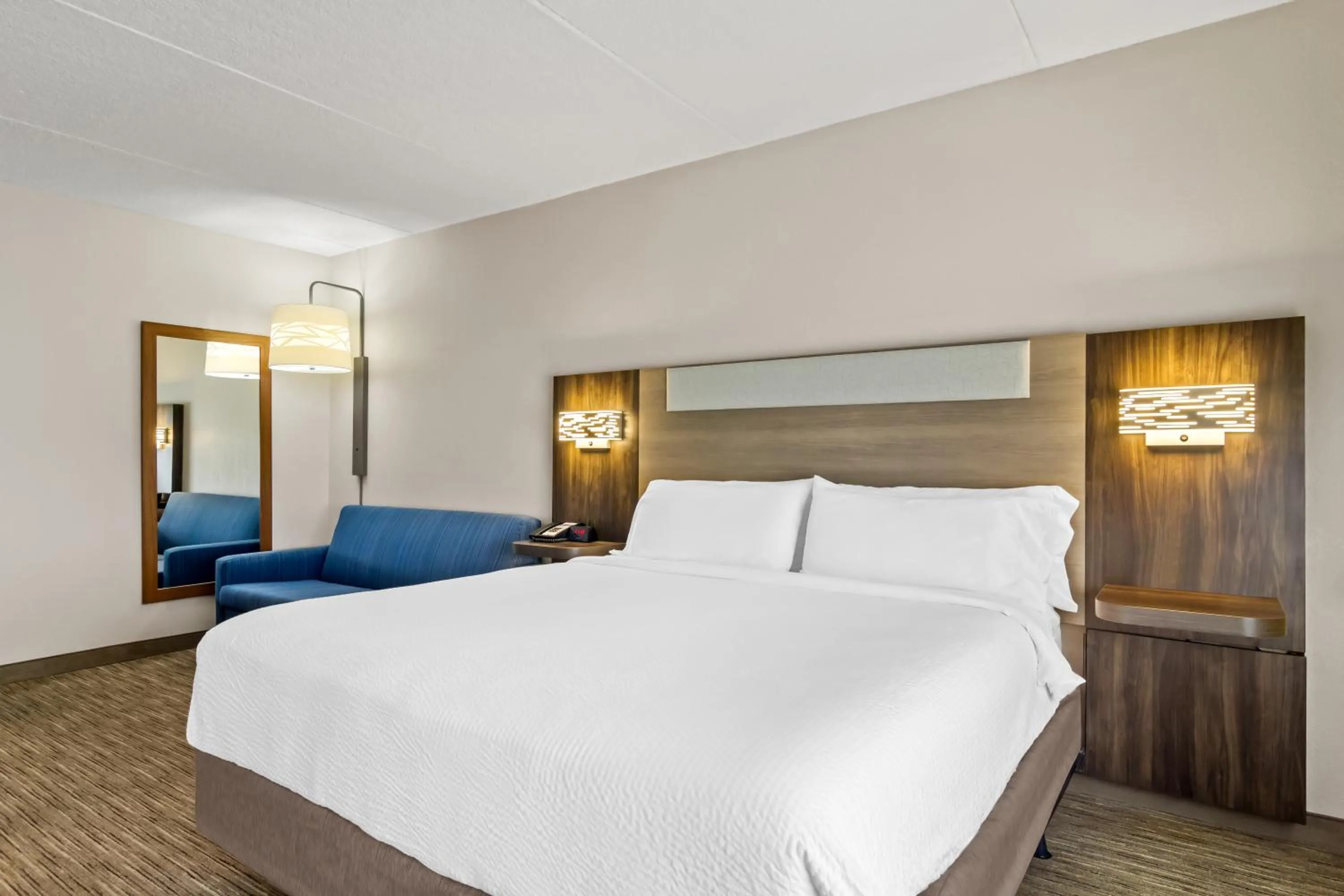 Bed in Holiday Inn Express & Suites Jacksonville South East - Medical Center Area by IHG