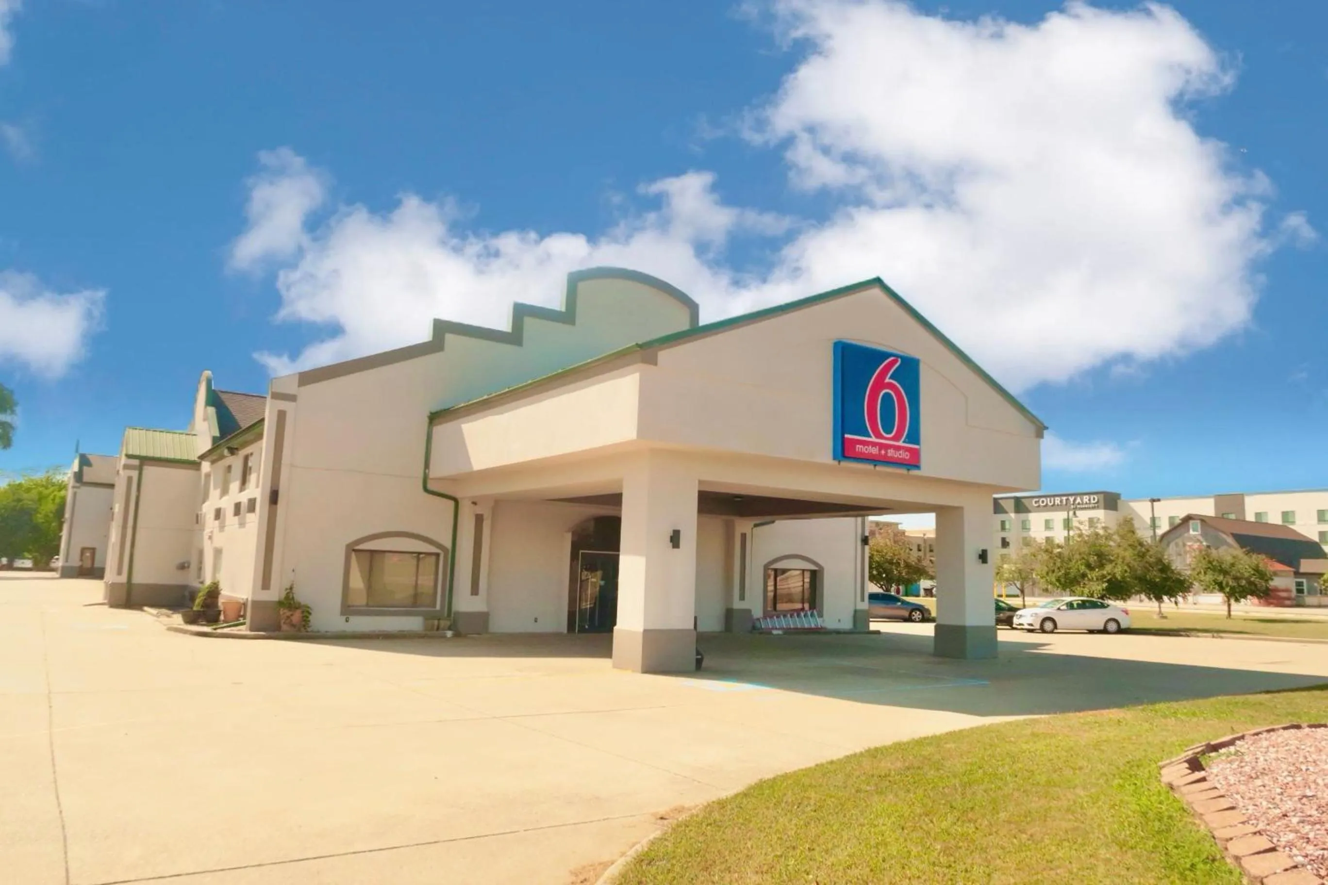 Property building in Studio 6 Elkhart, IN- Kitchenette Rooms