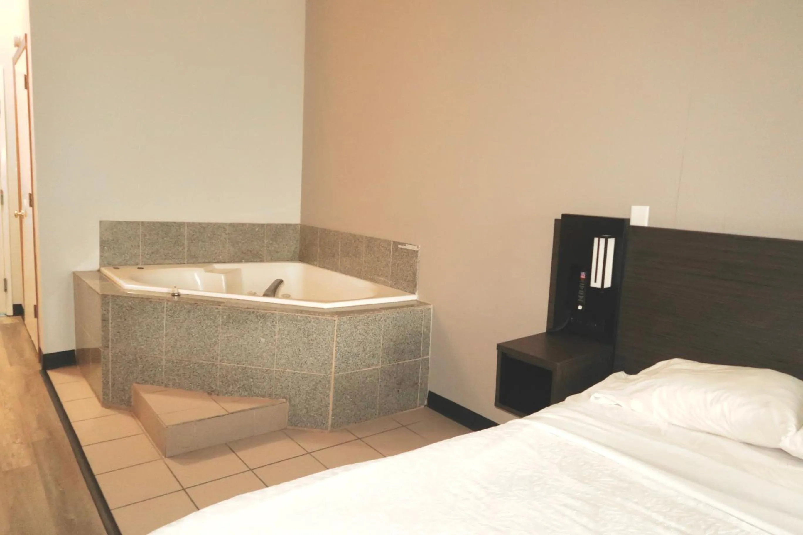 Bedroom, Bed in Studio 6 Elkhart, IN- Kitchenette Rooms