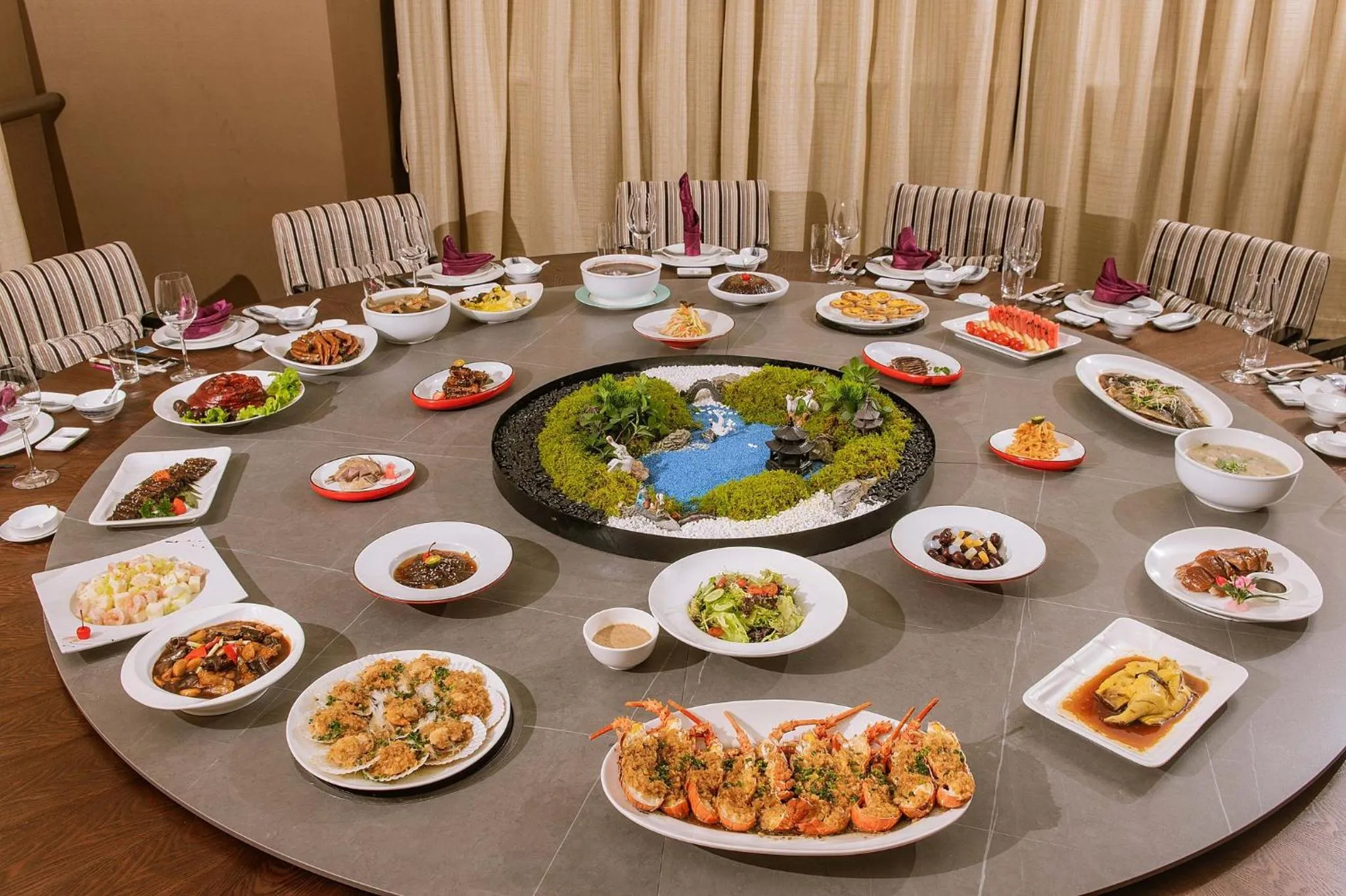 Meeting/conference room in Crowne Plaza Wuxi Taihu by IHG