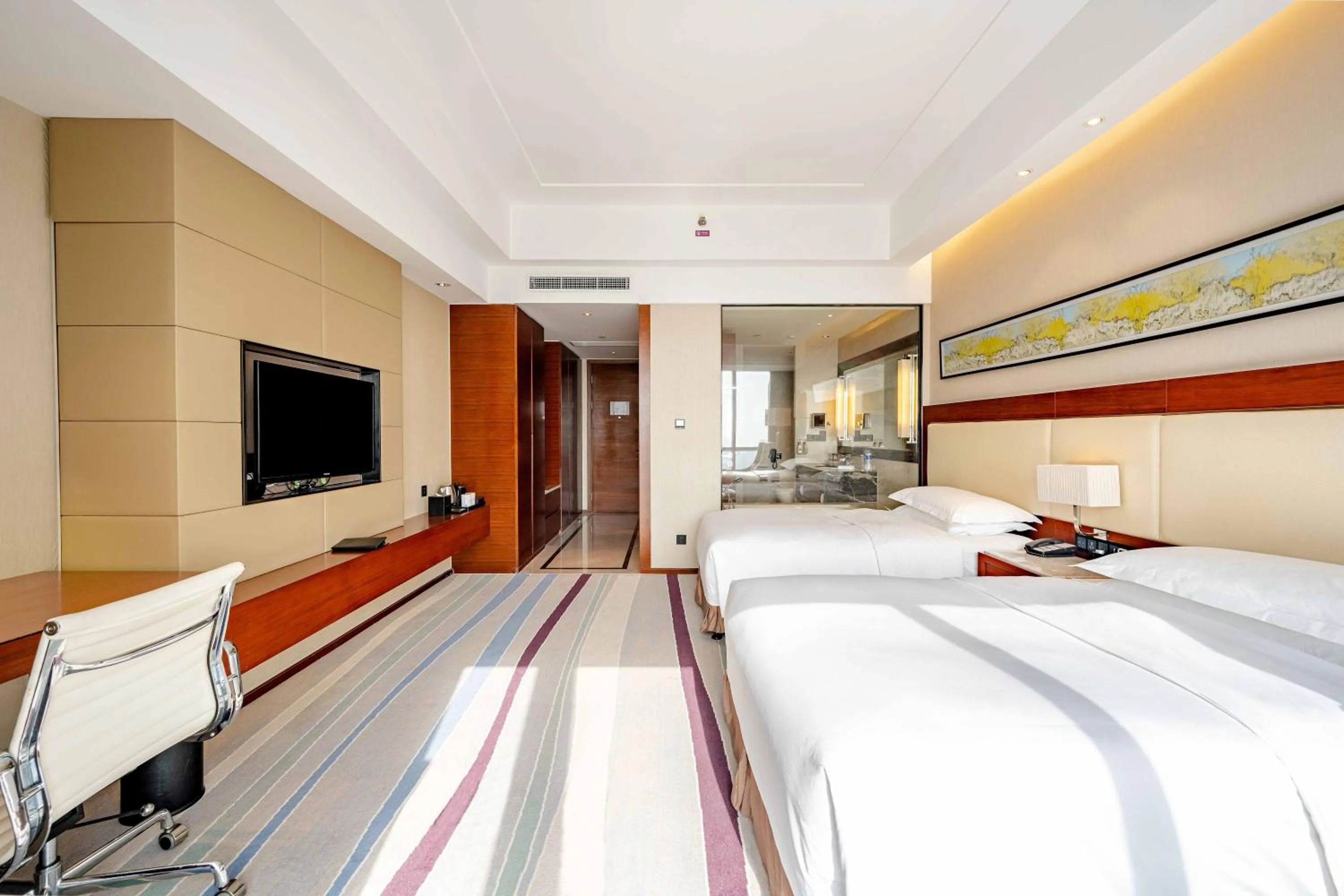 Bed in Crowne Plaza Wuxi Taihu by IHG