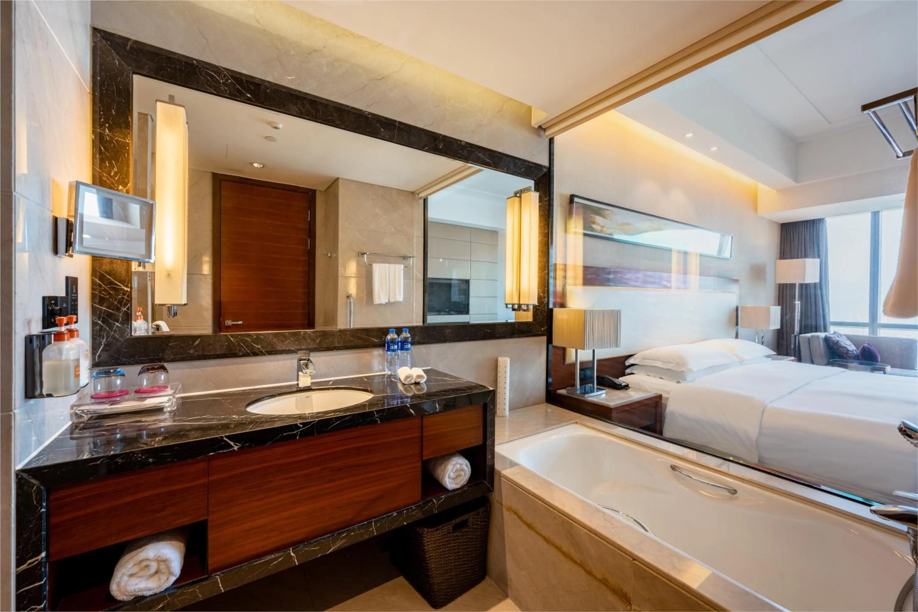 Bed in Crowne Plaza Wuxi Taihu by IHG