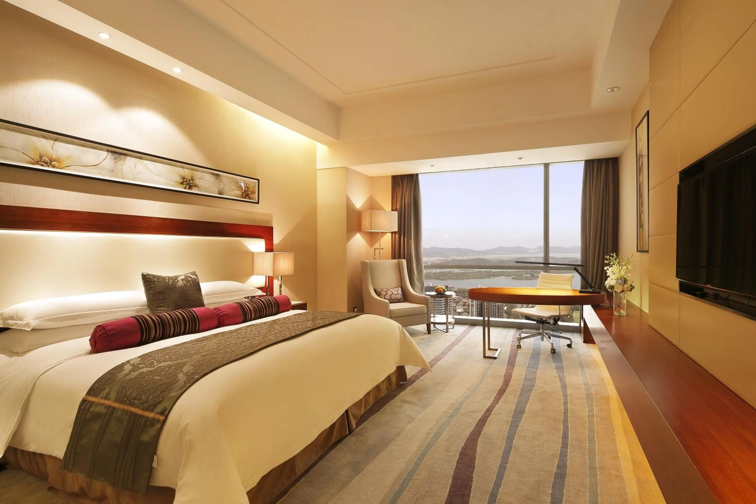 Bedroom, Bed in Crowne Plaza Wuxi Taihu by IHG