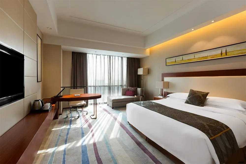 Bed in Crowne Plaza Wuxi Taihu by IHG
