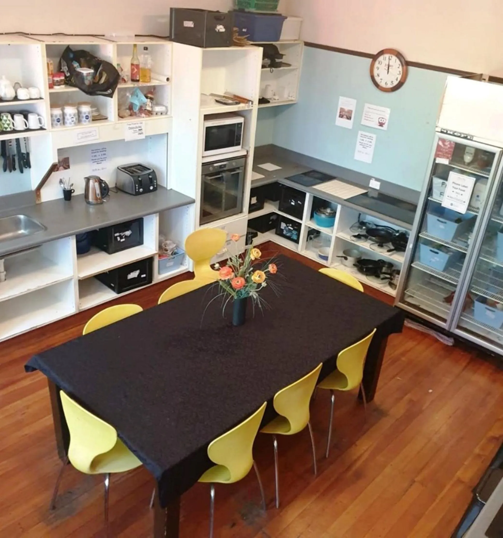 Kitchen or kitchenette in Manor house backpackers