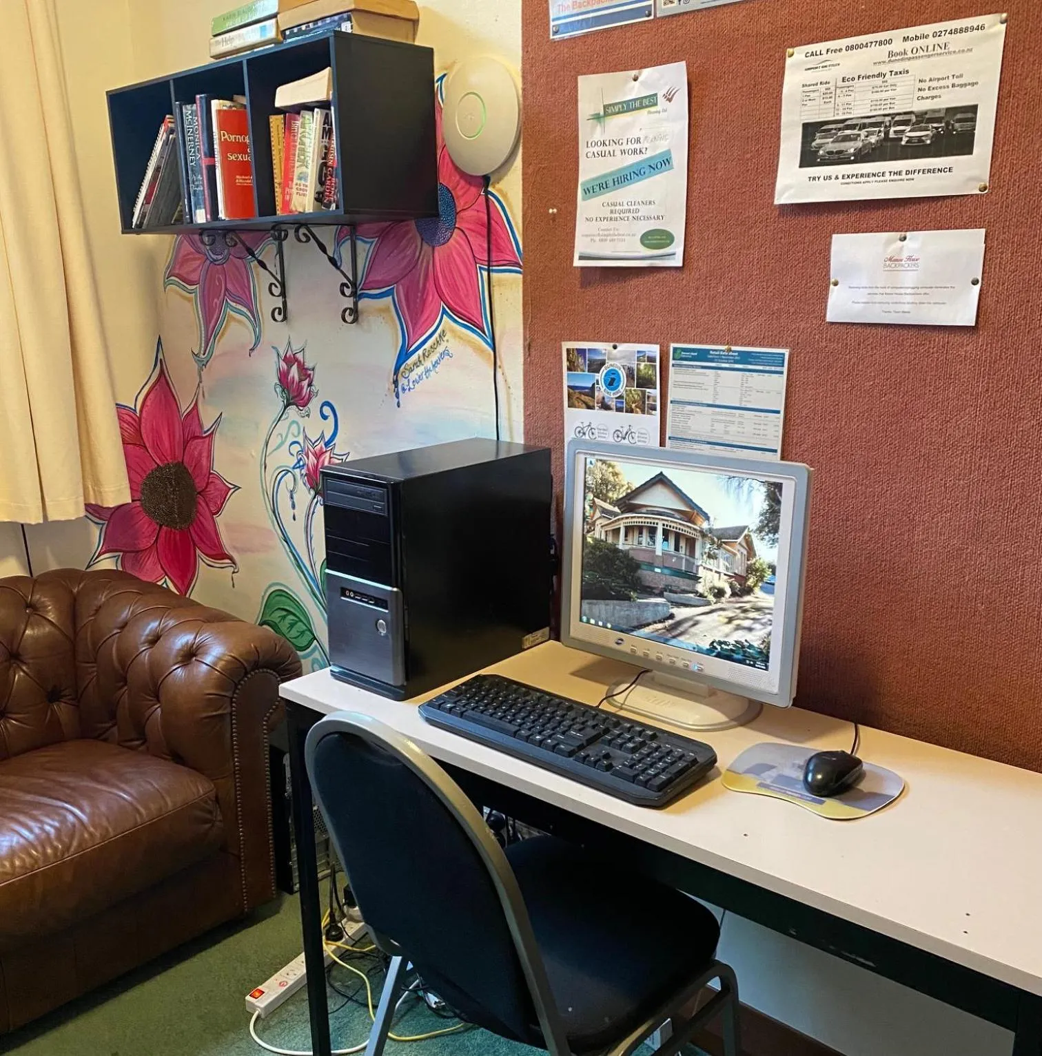 Library, TV/Entertainment Center in Manor house backpackers