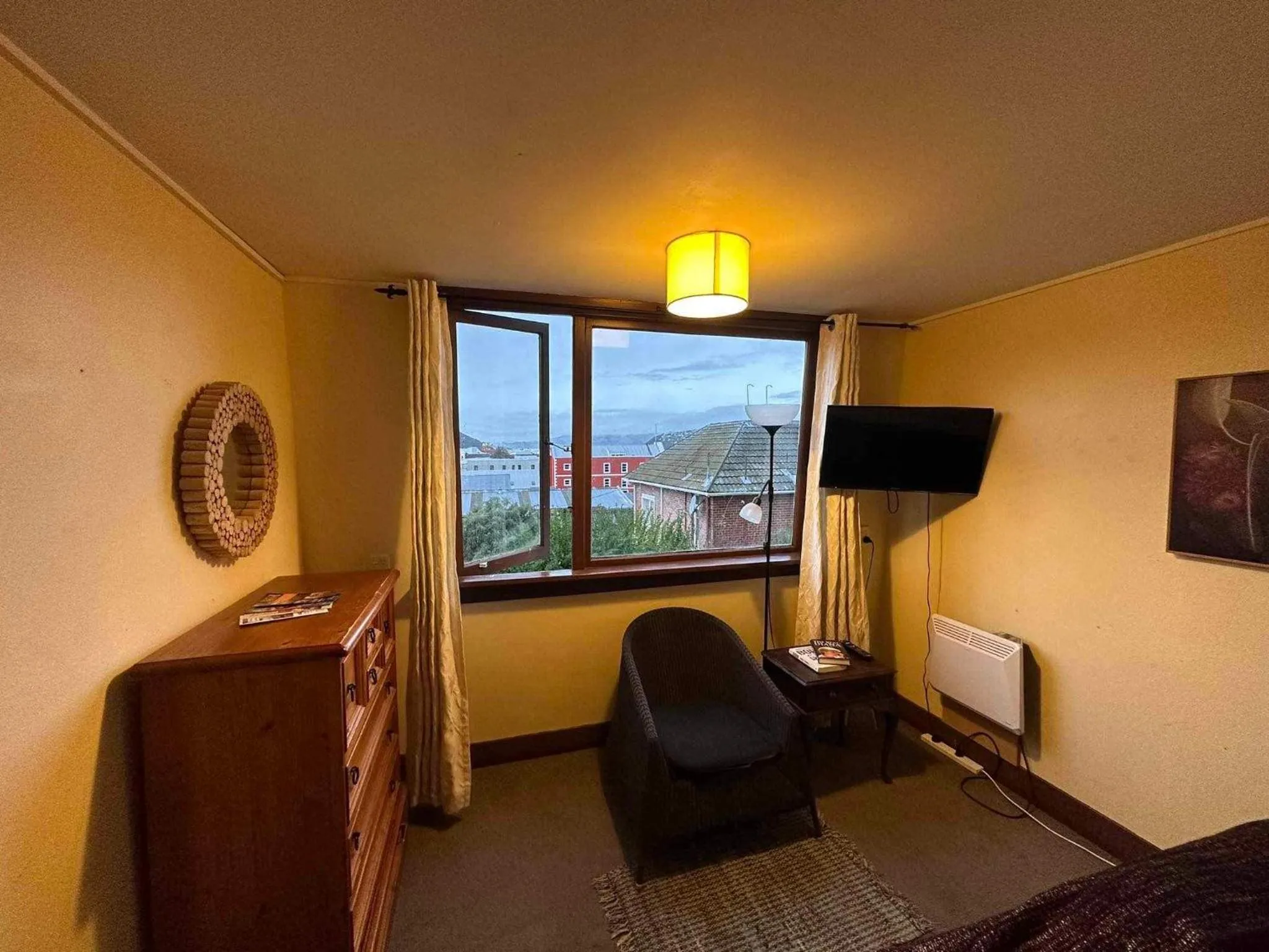 Bed, Seating Area in Manor house backpackers