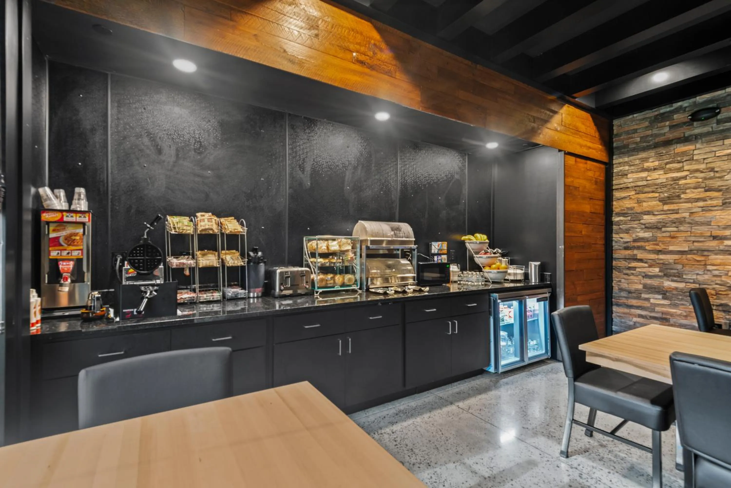 Breakfast in Cobblestone Hotel & Suites - Cullman