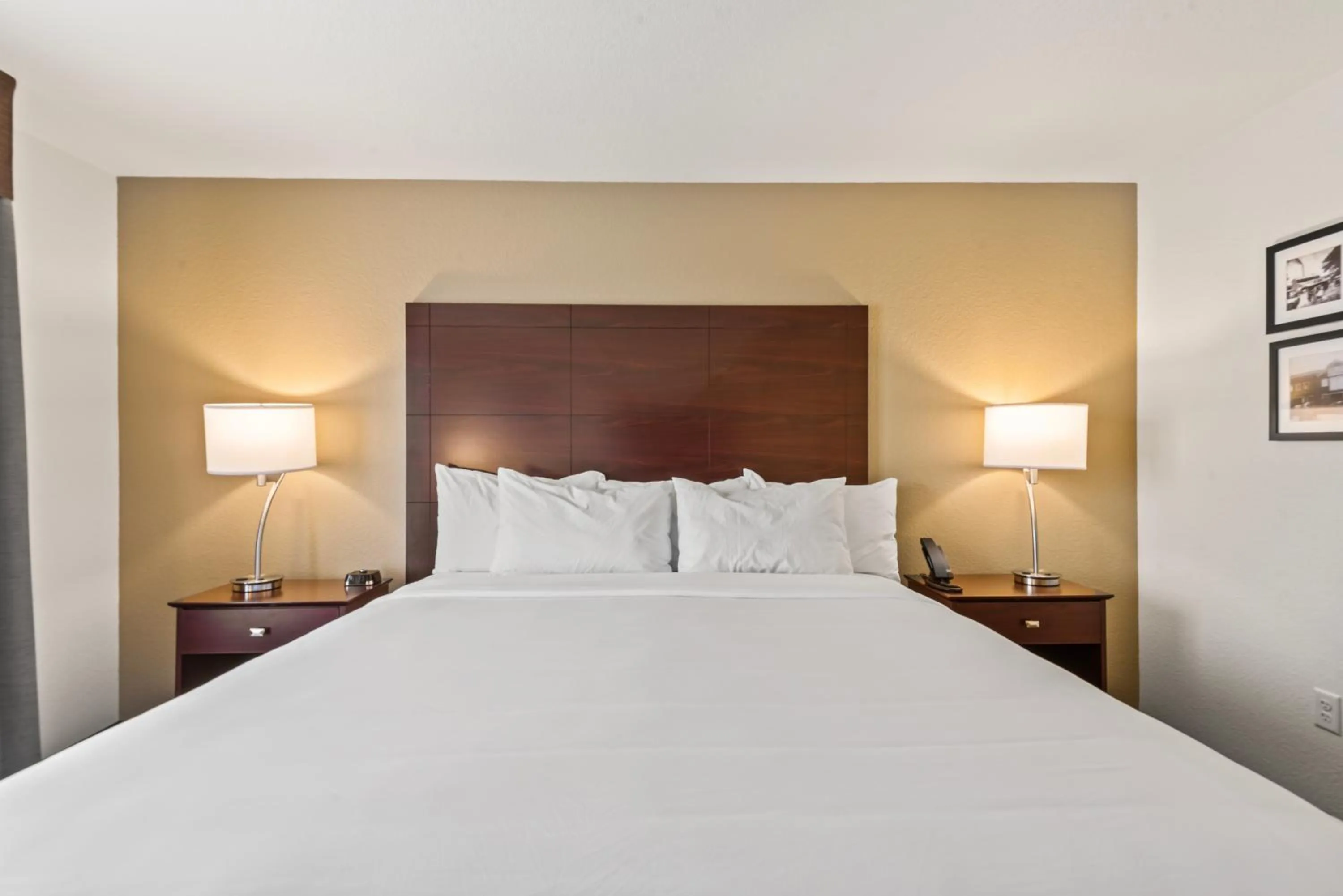 Bed in Cobblestone Hotel & Suites - Cullman