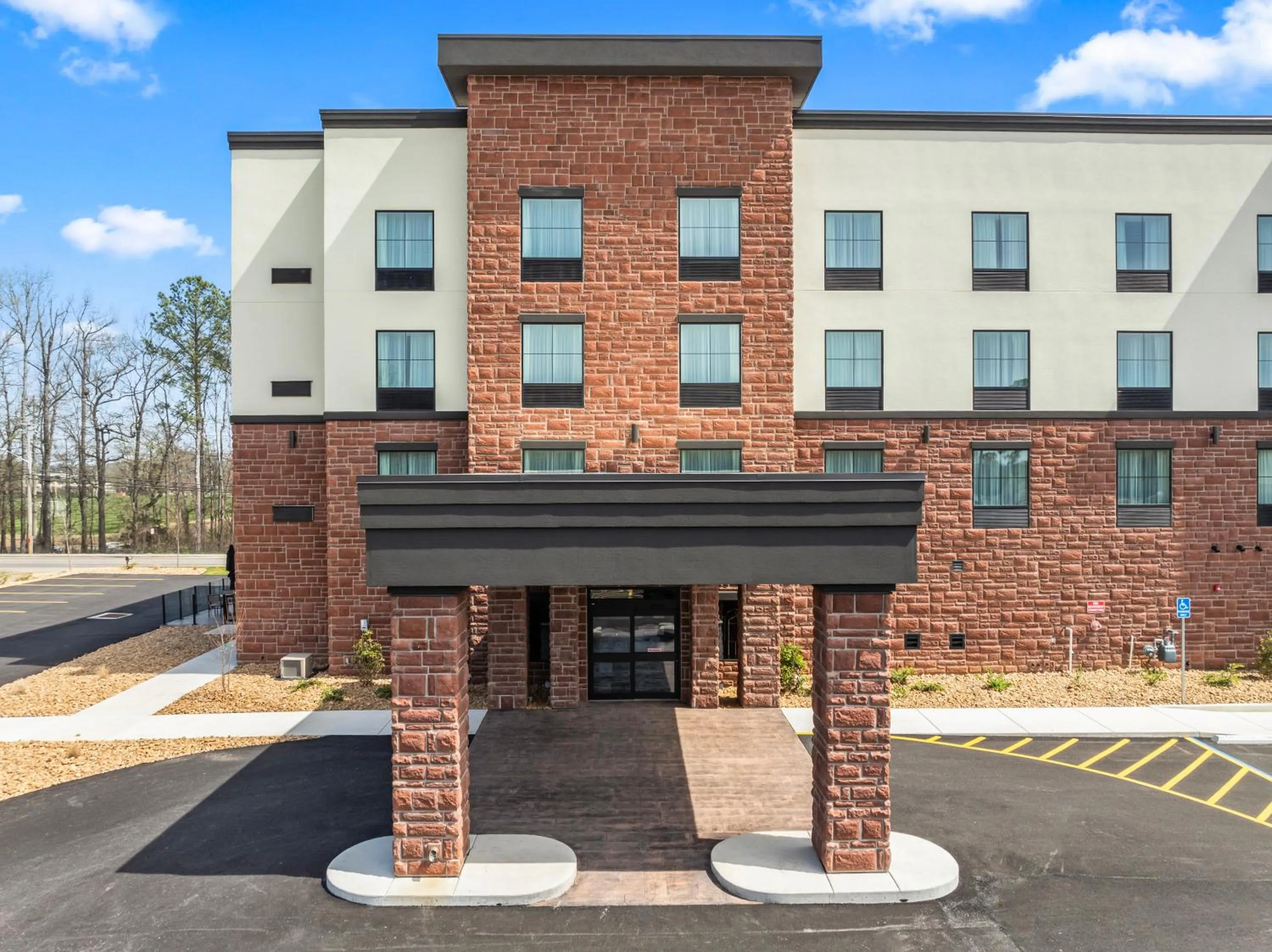 Facade/entrance in Cobblestone Hotel & Suites - Cullman