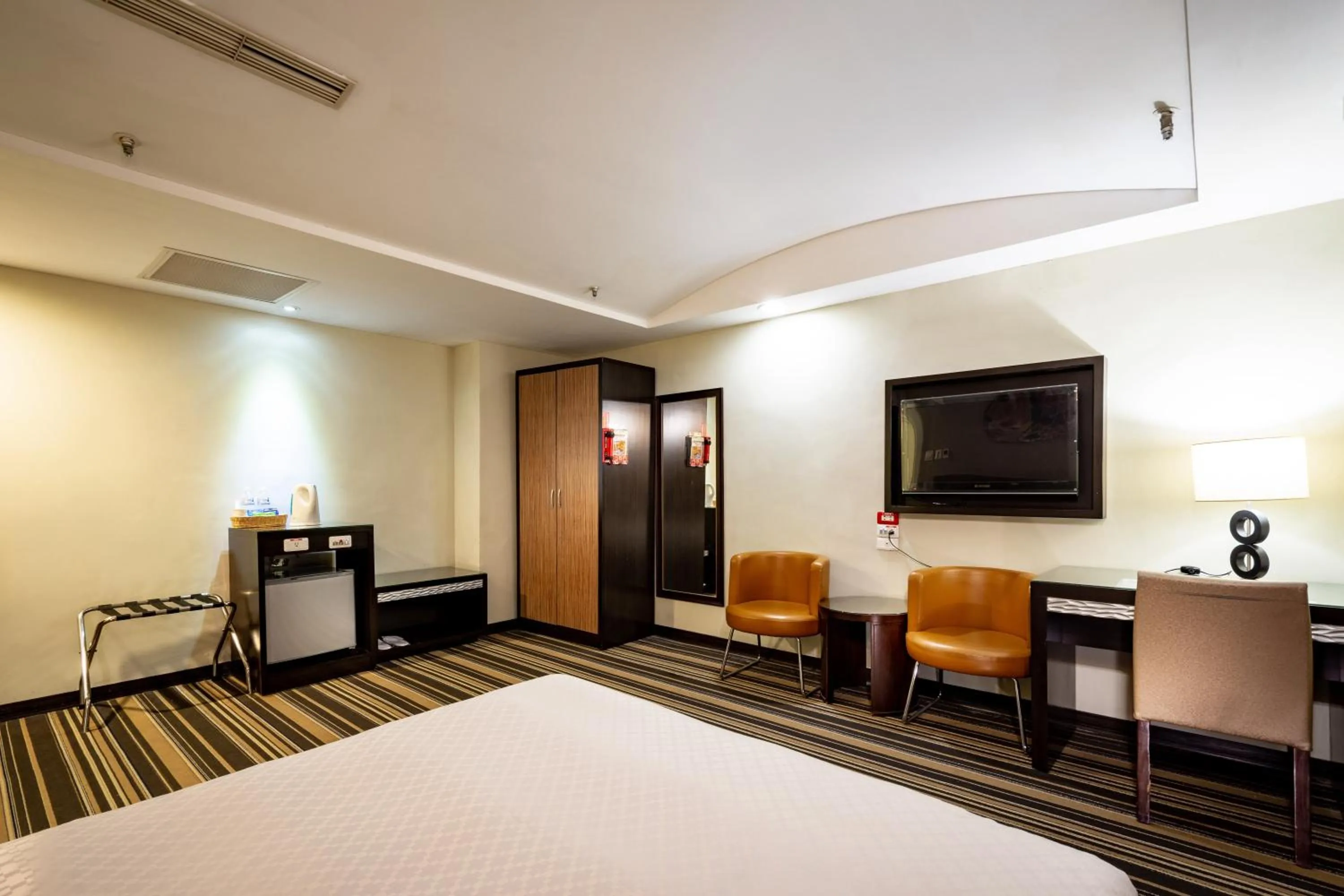 Seating area, Bed in Yoyo Hotel