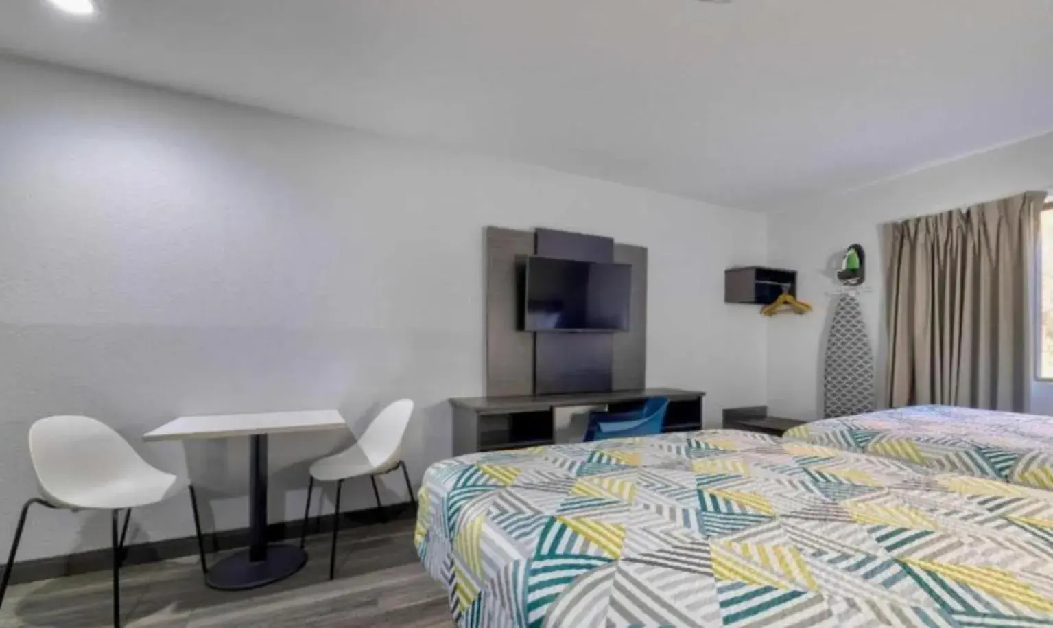 Deluxe Quadruple Room - Smoking in Studio 6 Little Rock AR South Deluxe Quadruple Room - Smoking in Studio 6 Little Rock AR South