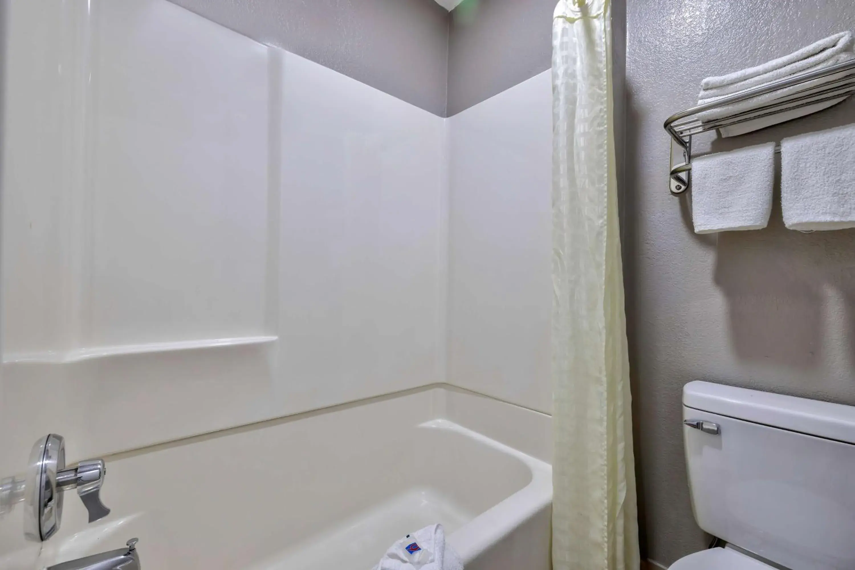 King Room with Roll-in Shower - Disability Access - Non-Smoking in Studio 6 Little Rock AR South King Room with Roll-in Shower - Disability Access - Non-Smoking in Studio 6 Little Rock AR South